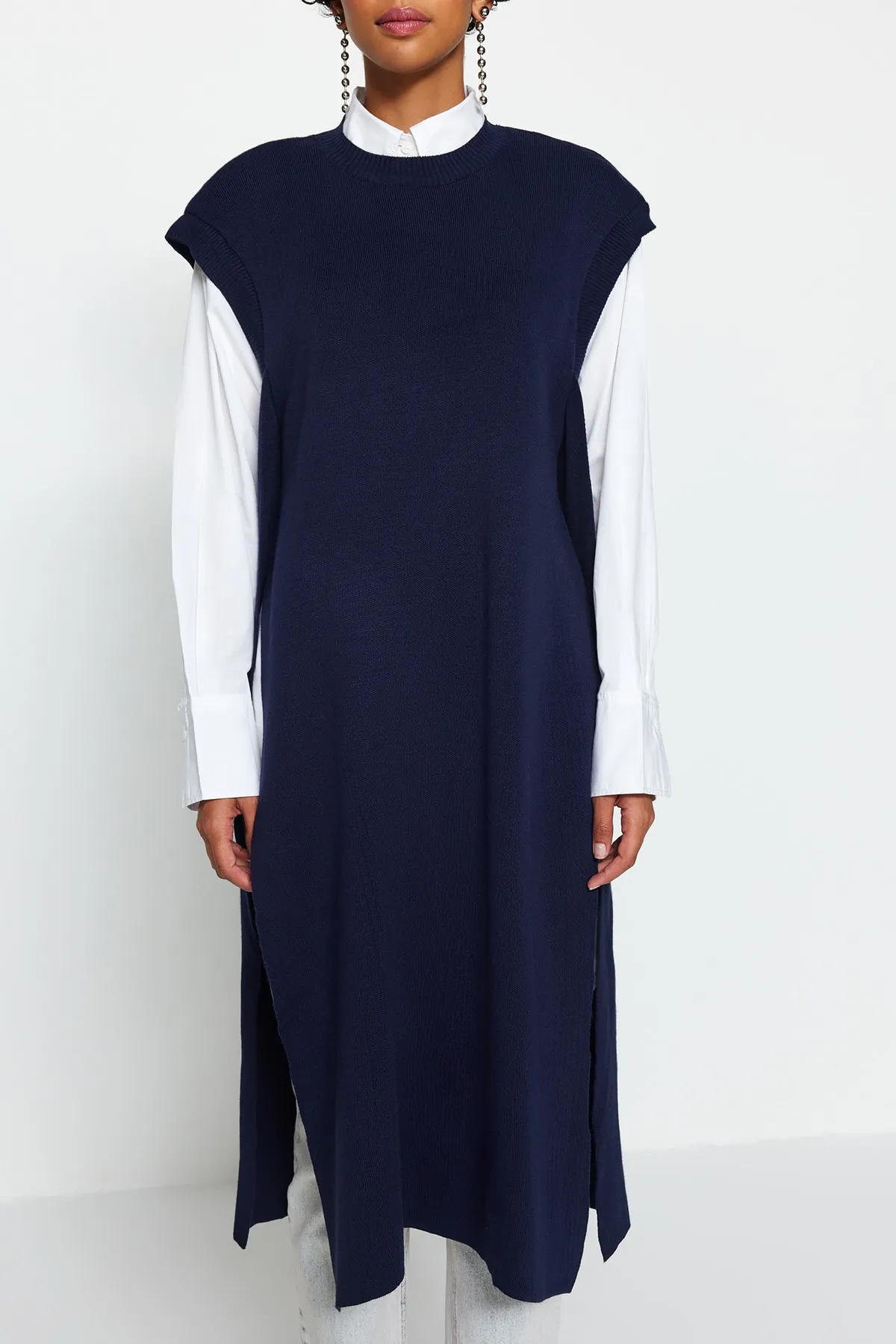Trendyol Modest  Marineblauer langer Strickpullover mit Seitenschlitzen TCTAW24UV00018