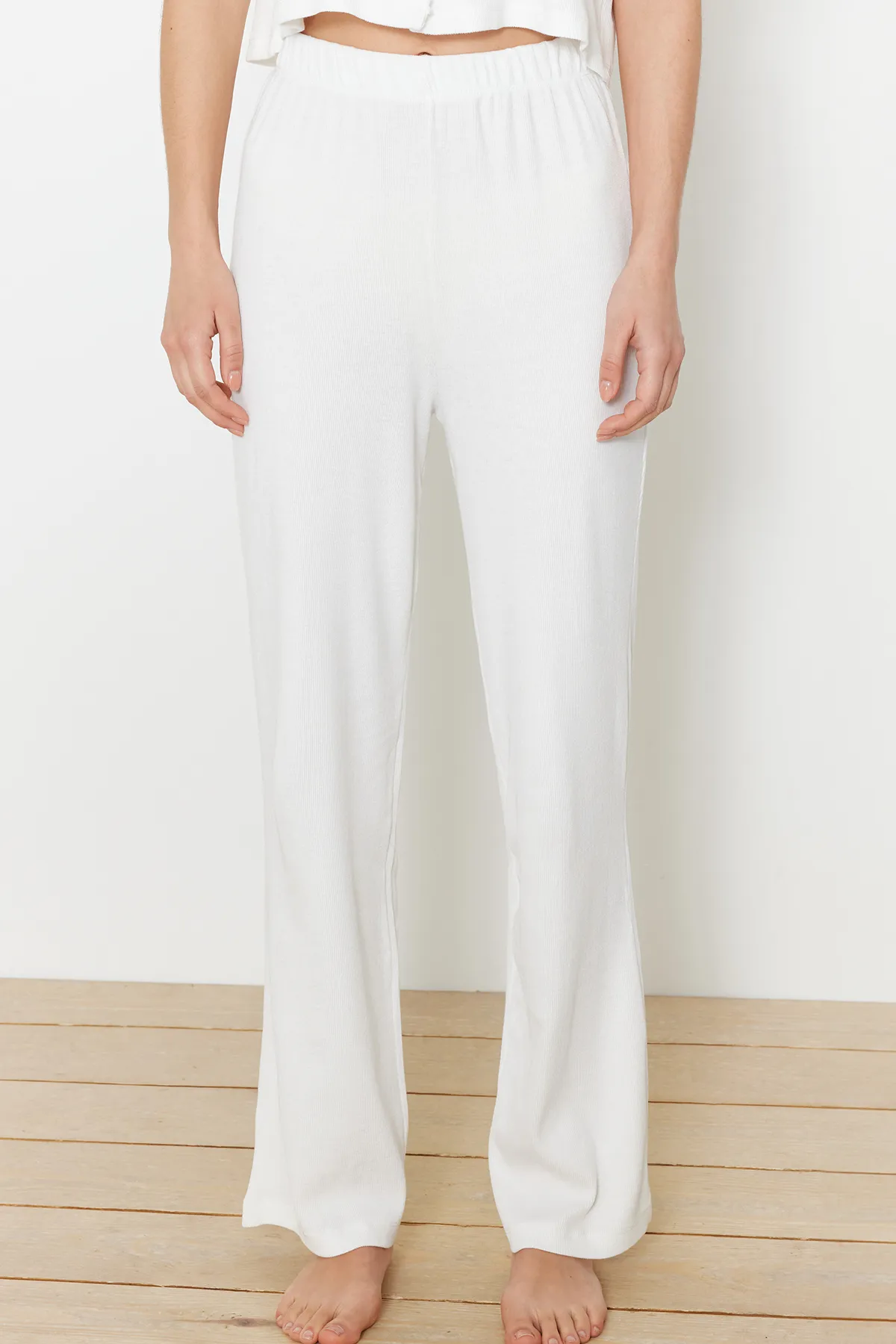 Trendyol Collection  Ecrufarbenes Pyjama-Set aus geripptem Hemd und Hose mit Teddybär-Stickerei THMSS21PT0168