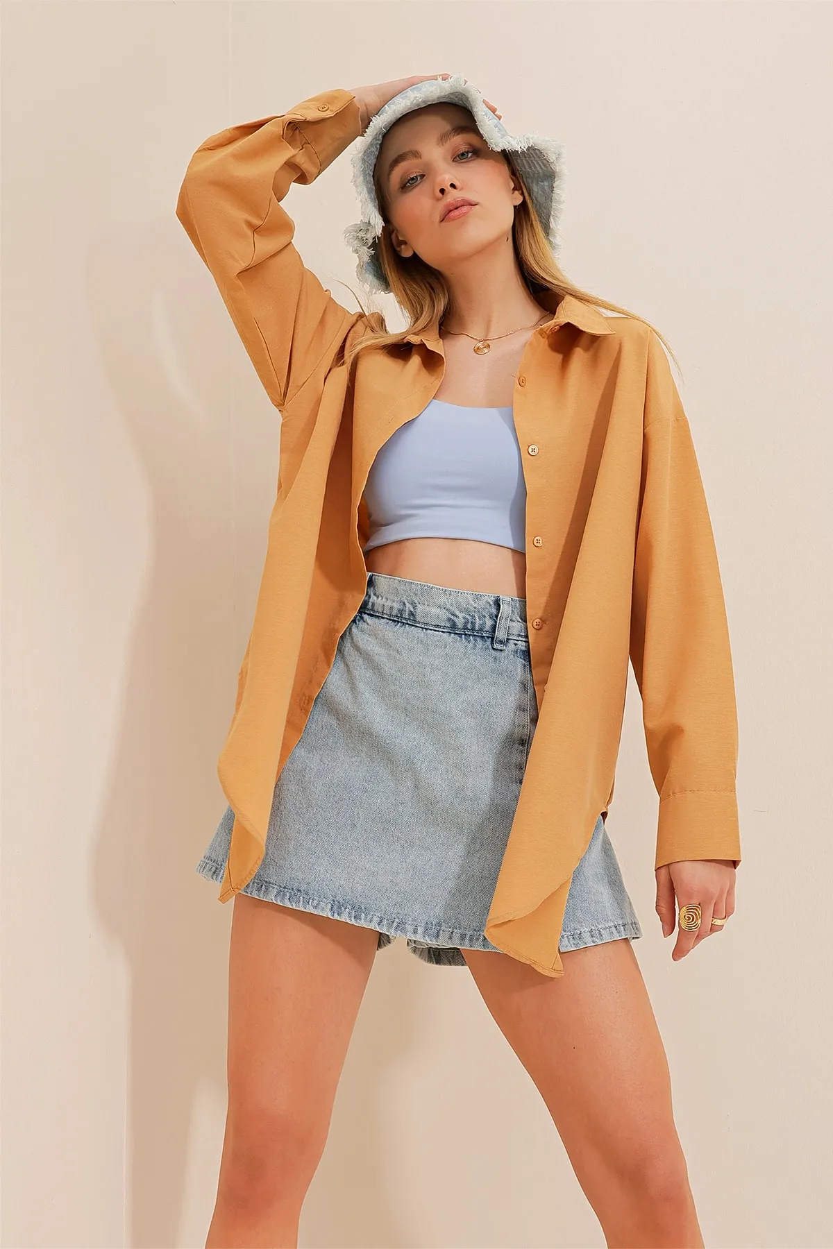 Trend Alaçatı Stili  Kamelfarbenes, übergroßes, langes, gewebtes Hemd für Damen ALC-X6828
