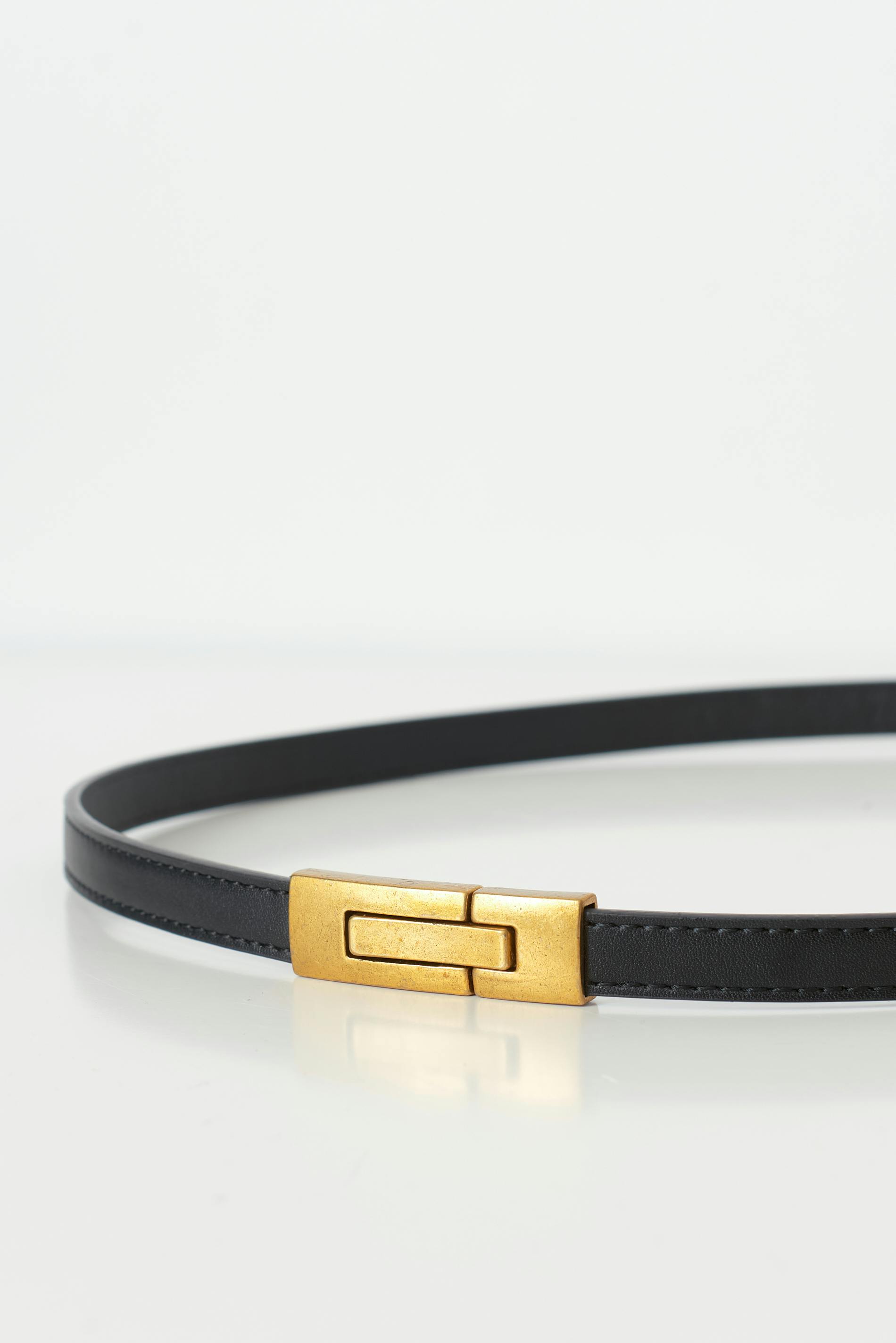 Thin buckle belt