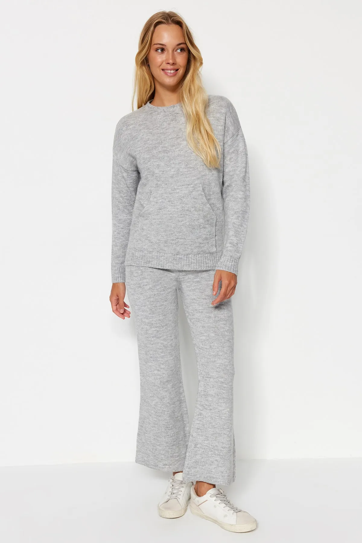 Trendyol Collection  Graues, weich strukturiertes Basic-Strickoberteil und -unterteil-Set TWOAW24AU00100