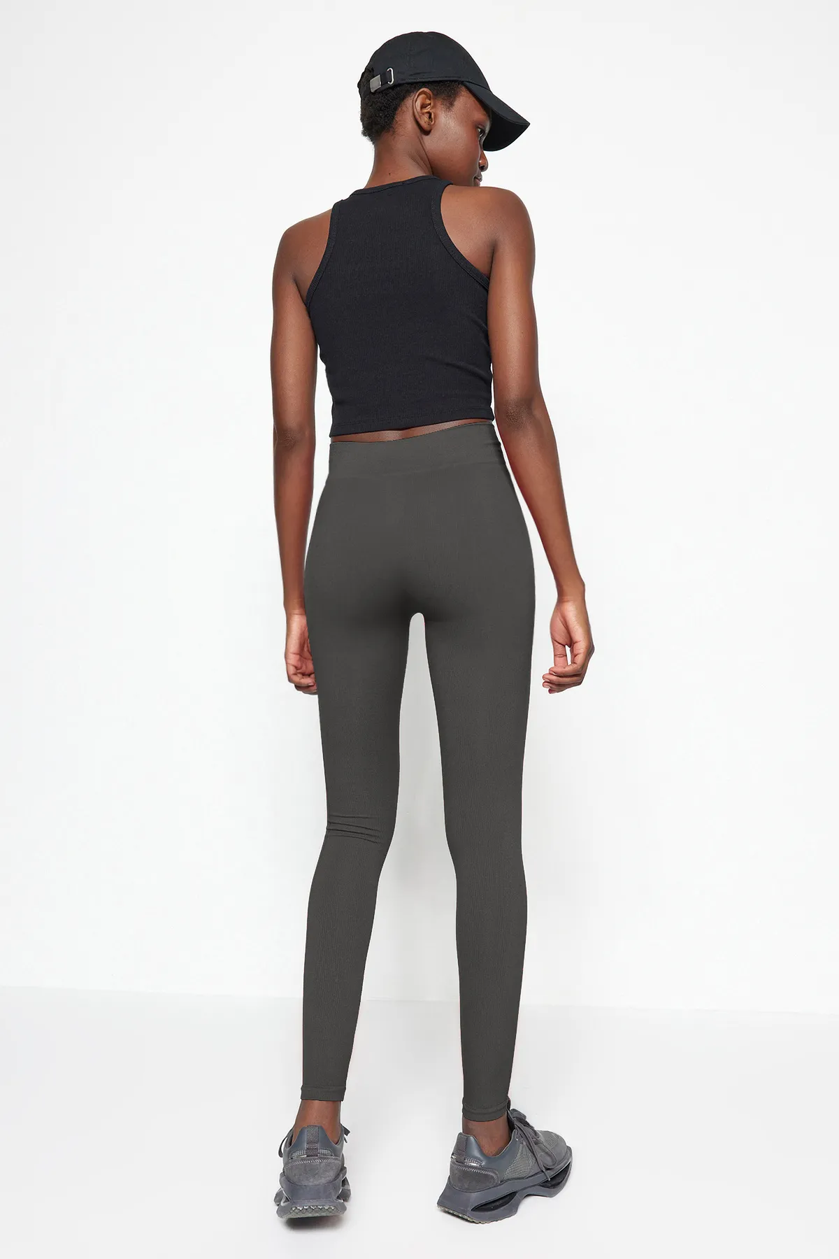 Trendyol Collection  Dunkle anthrazitfarbene nahtlose/nahtlose gestrickte Sportstrumpfhose in voller Länge TWOAW20TA0071