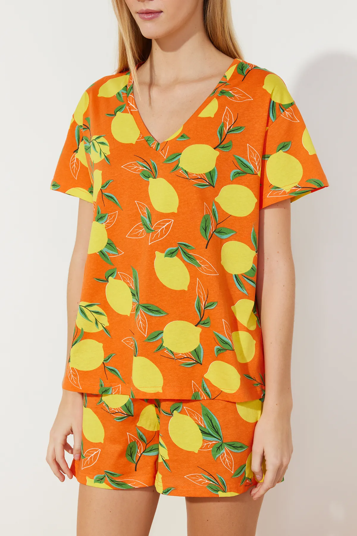 Trendyol Collection  Orangefarbenes Strick-Pyjama-Set aus 100 % Baumwolle mit Fruchtmuster THMSS24PT00086