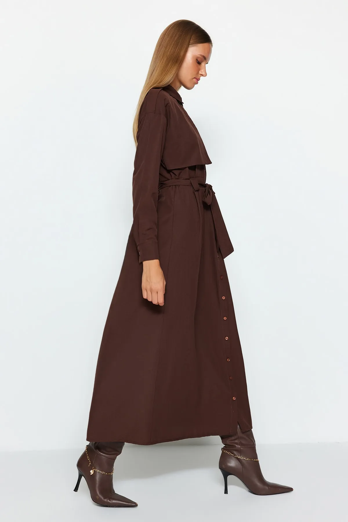 Trendyol Modest  Braunes gewebtes Aller Piece-Kleid mit Gürtel TCTAW24EB00092
