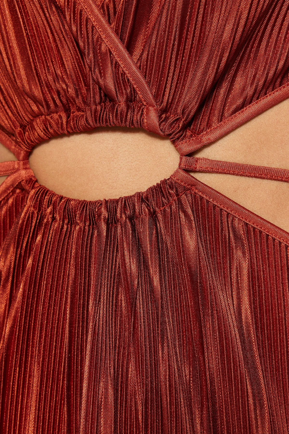 Trendyol Collection  Cinnamon-Taillenöffnung/Skater-Fenster/ausgeschnittenes, detailliertes, stilvolles Abendkleid mit Paspelierung TPRSS23EL00198