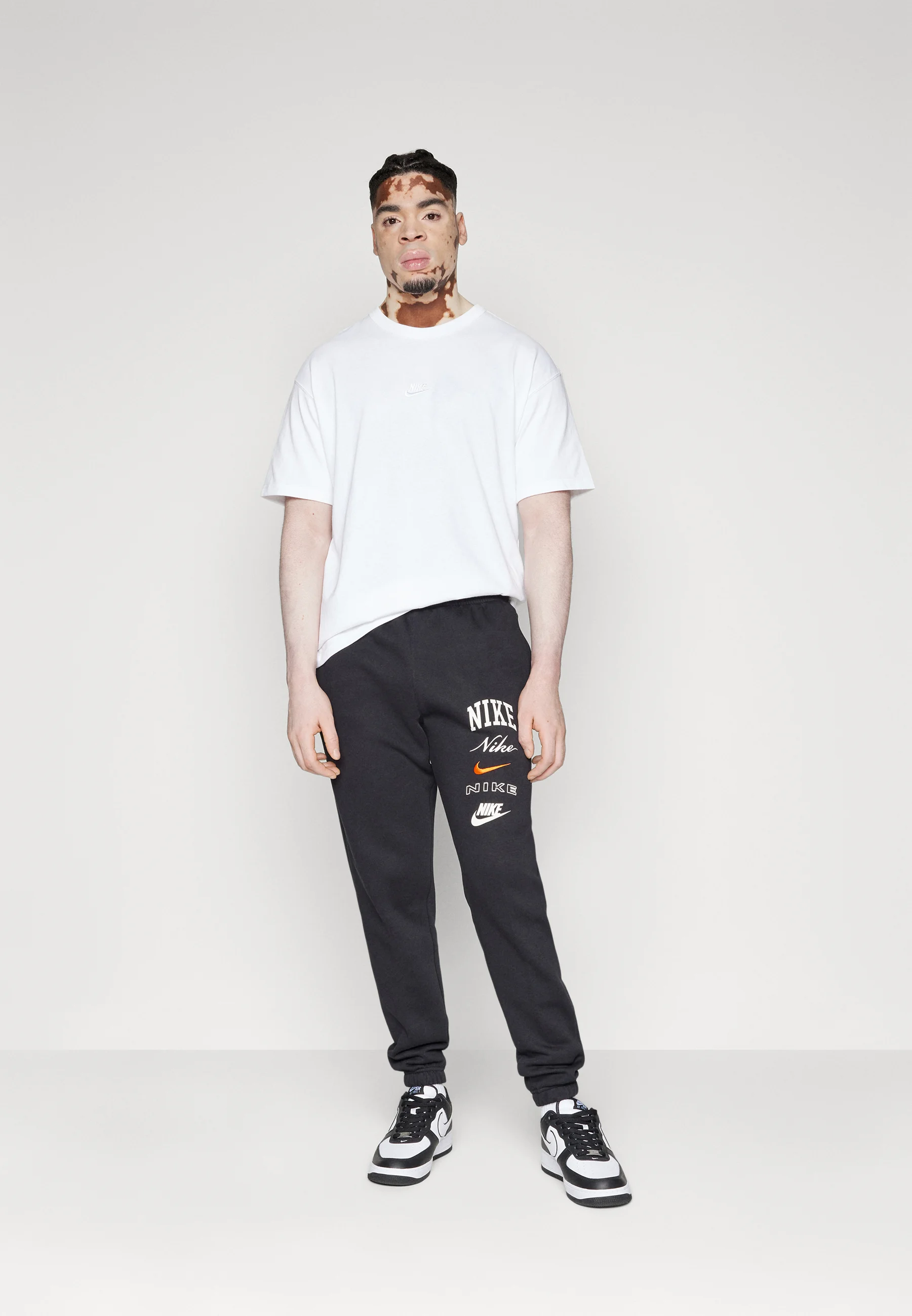 Nike Sportswear CLUB PANT STACK - Pantalones deportivos