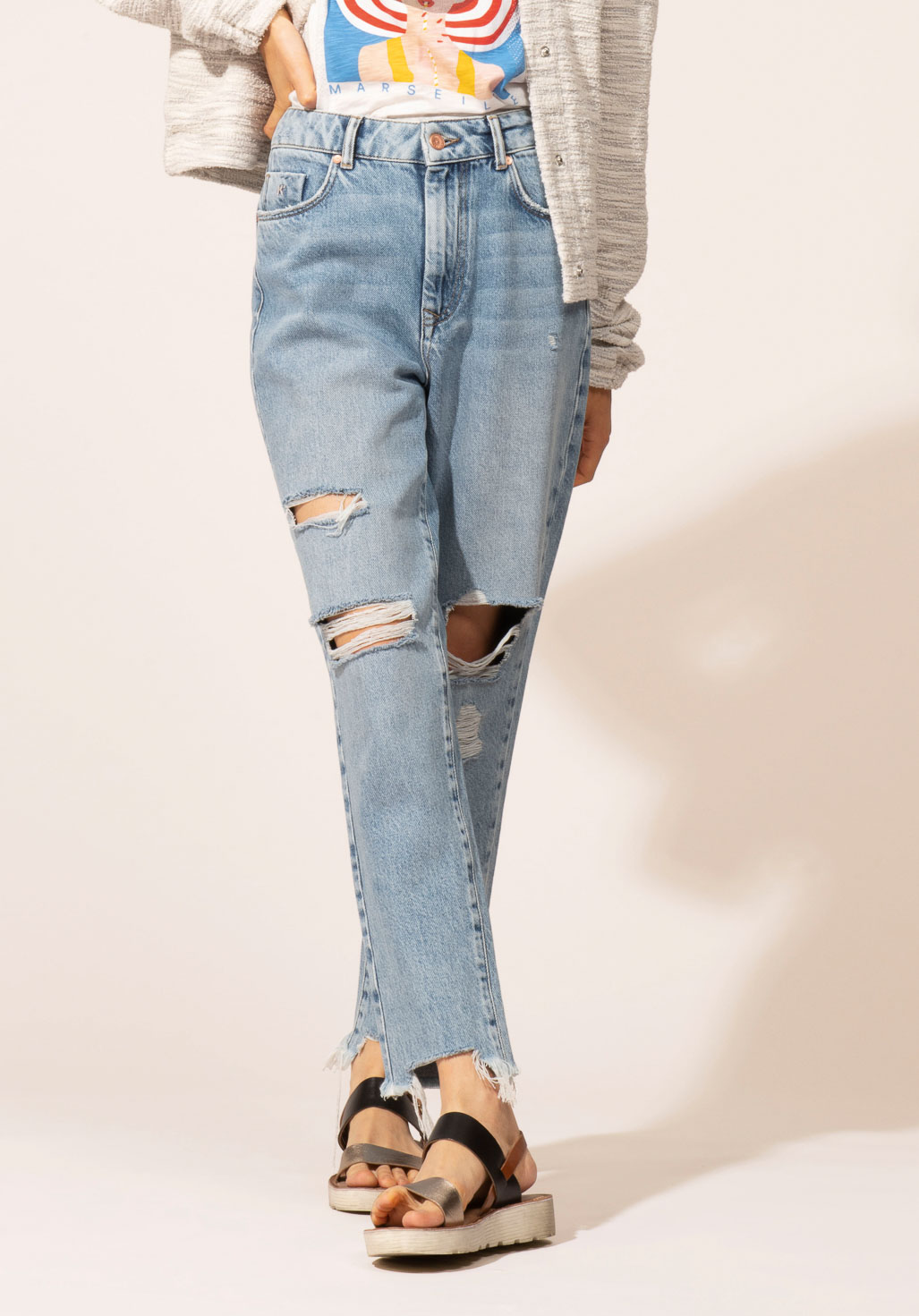 FOOL  Jean effet délavé, effrangé, avec ceinture en tissu en 100% coton, coupe mom