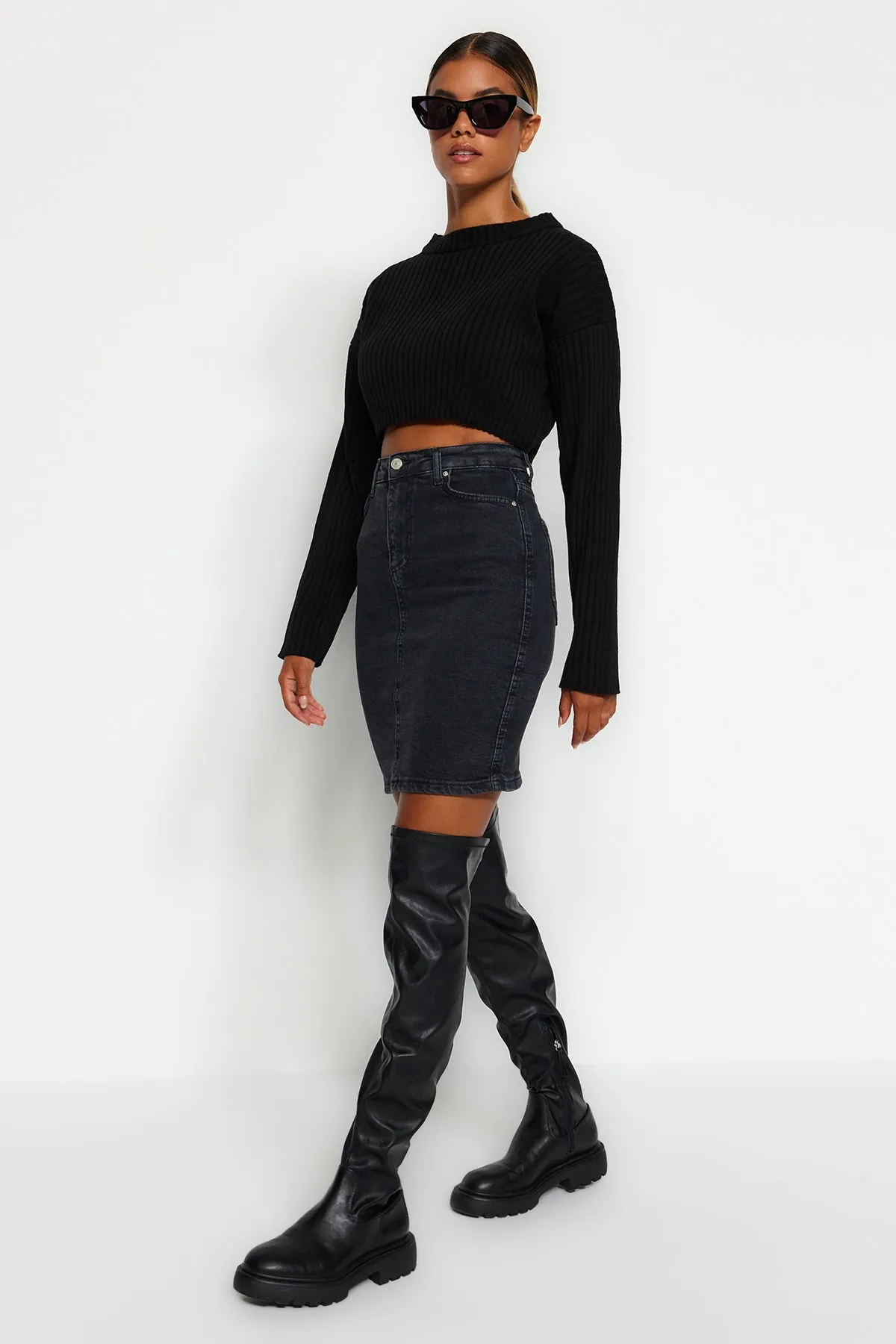 Trendyol Collection  Schwarzer Basic-Mini-Jeansrock mit hoher Taille TWOSS20ET0241