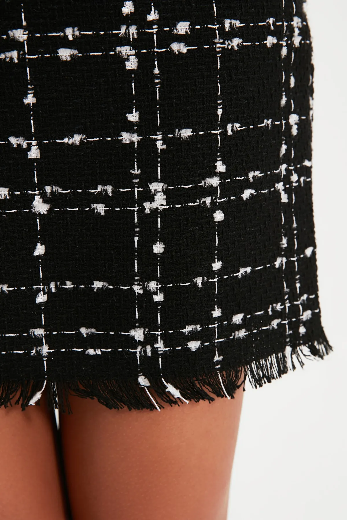 Trendyol Collection  Schwarzer Minirock mit Tweedstoff - Quastendetail, gerade geschnittener Bleistiftrock TWOAW21ET0026