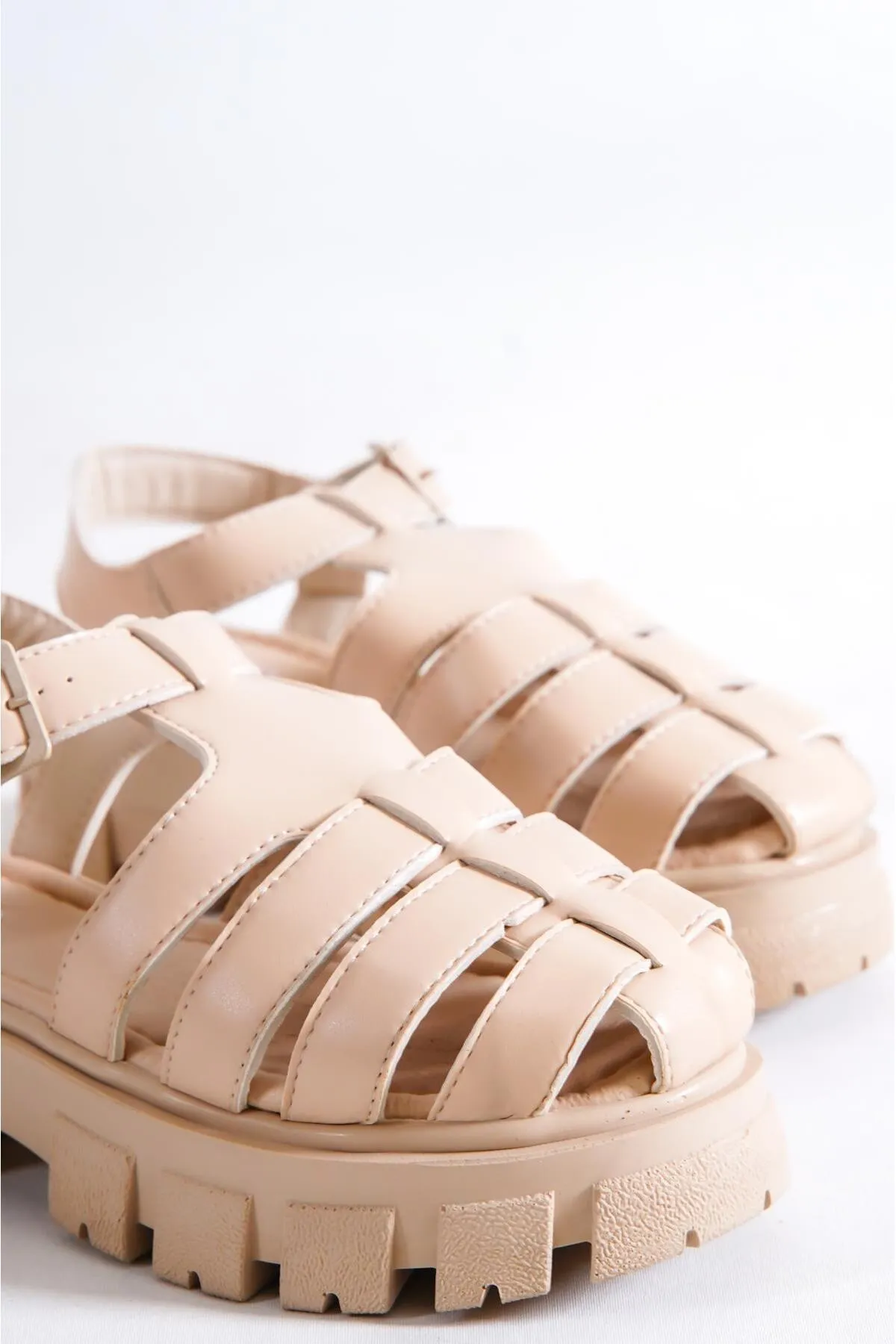 Capone Outfitters  Capone Gladiator-Sandalen mit dicken Sohlen in Creme für Damen