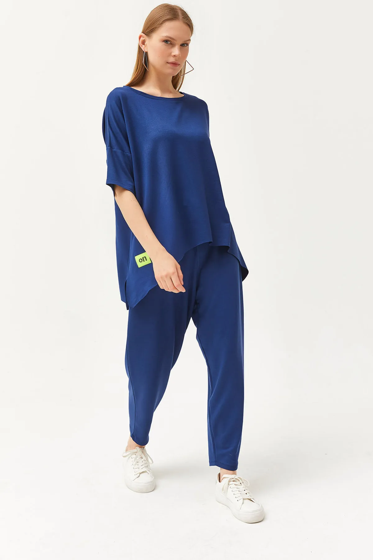 Olalook  Marineblaue asymmetrische Bluse für Damen, weiche Struktur, Oberteil mit Kristallen, Anzug TKM-19000269