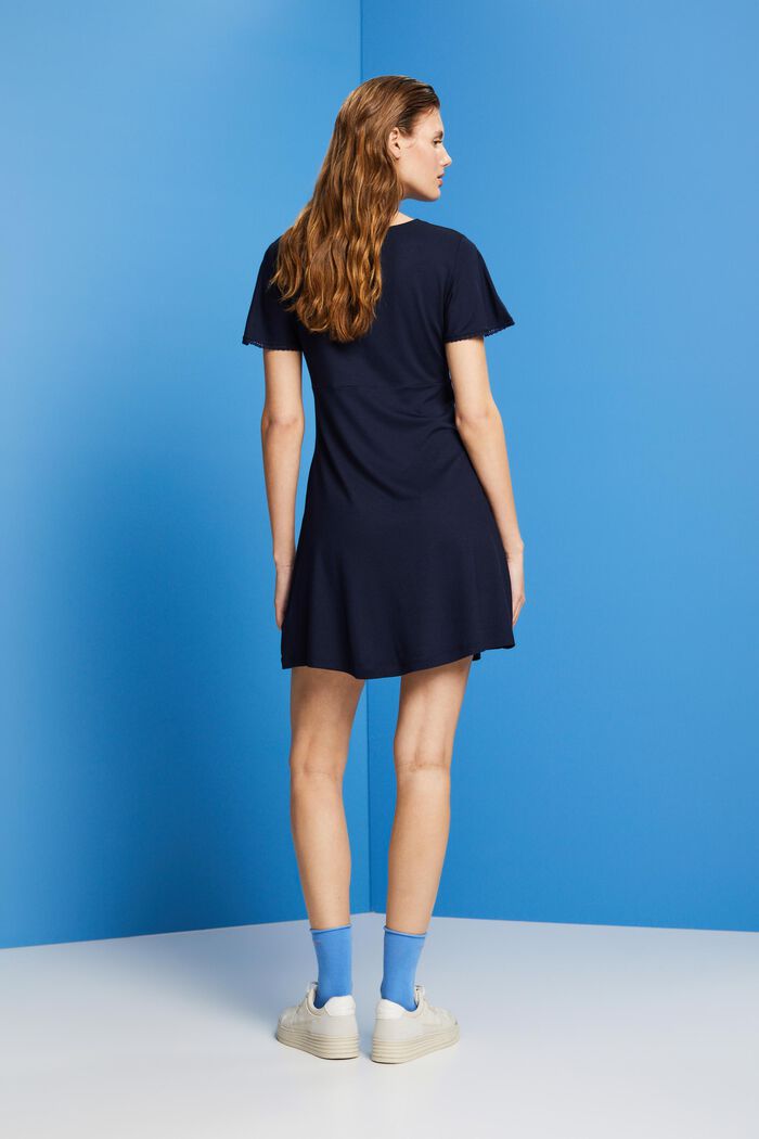 Jerseykleid mit Trichterärmeln
