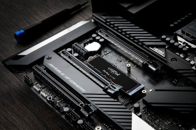 Crucial P5 Plus 500GB interne SSD (500 GB) 6600 MB/S Lesegeschwindigkeit, 4000 MB/S Schreibgeschwindigkeit, Playstation 5 kompatibel*, NVMe