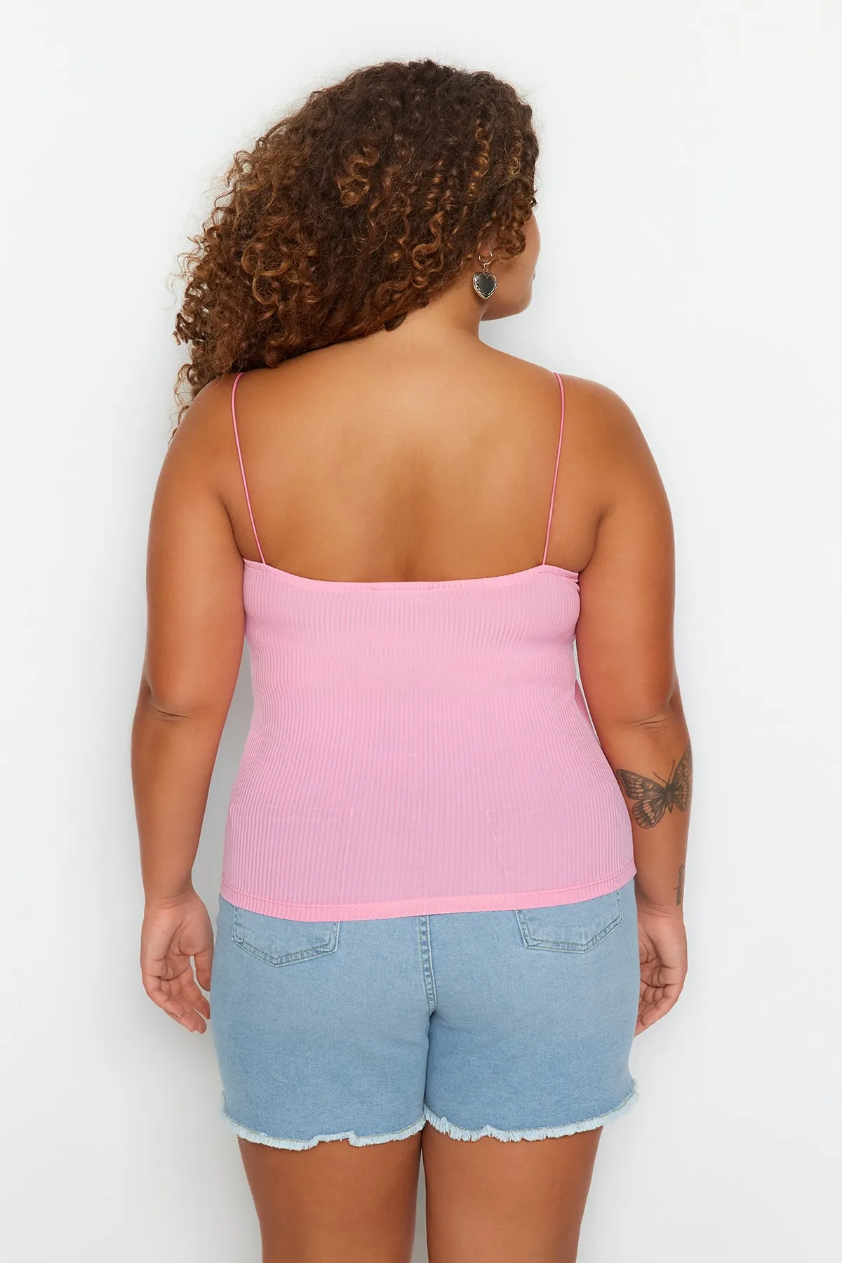 Trendyol Curve  Rosa gestrickte Bluse mit Trägern und kurzen Ärmeln TBSSS23AF00013