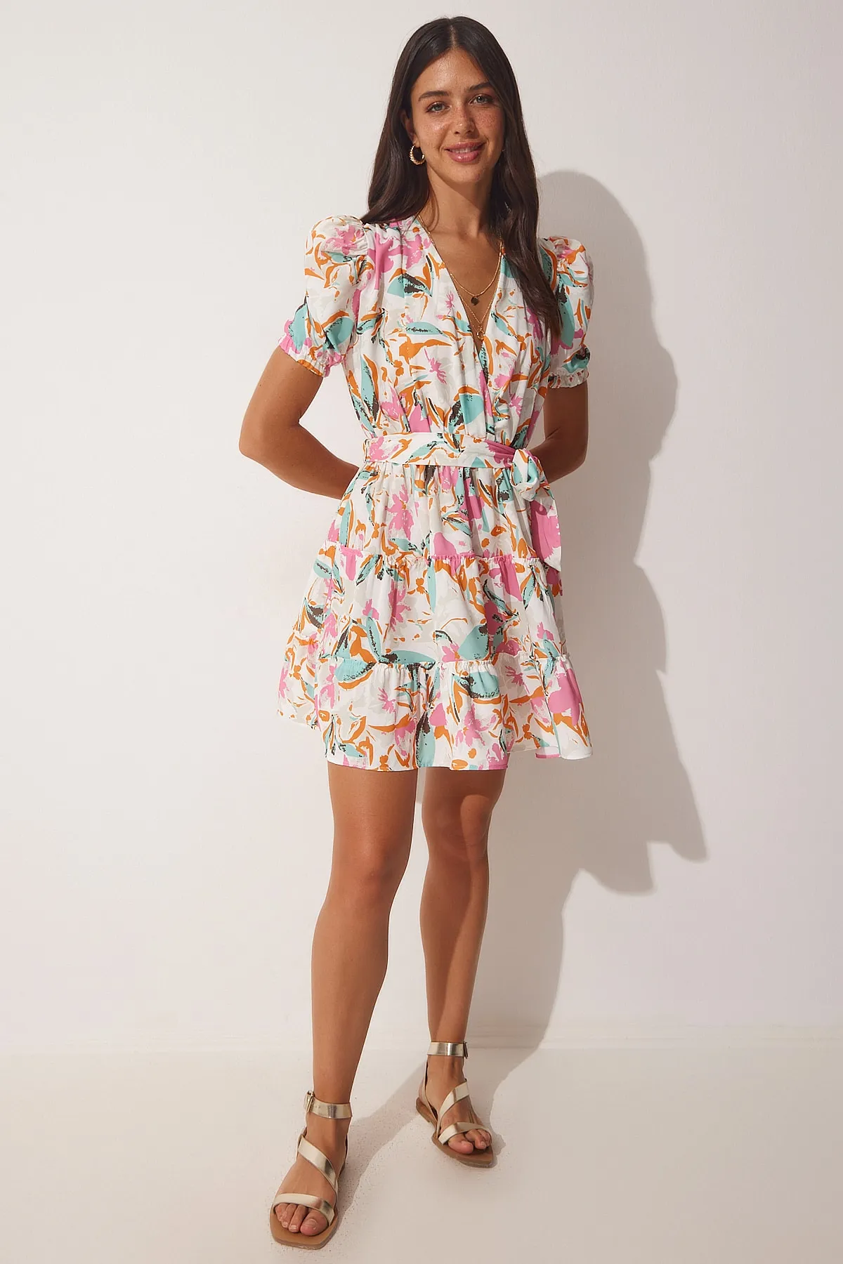 Happiness İstanbul  Cremefarbenes, rosa gemustertes Sommer-Minikleid mit Wickelkragen für Damen RV00113