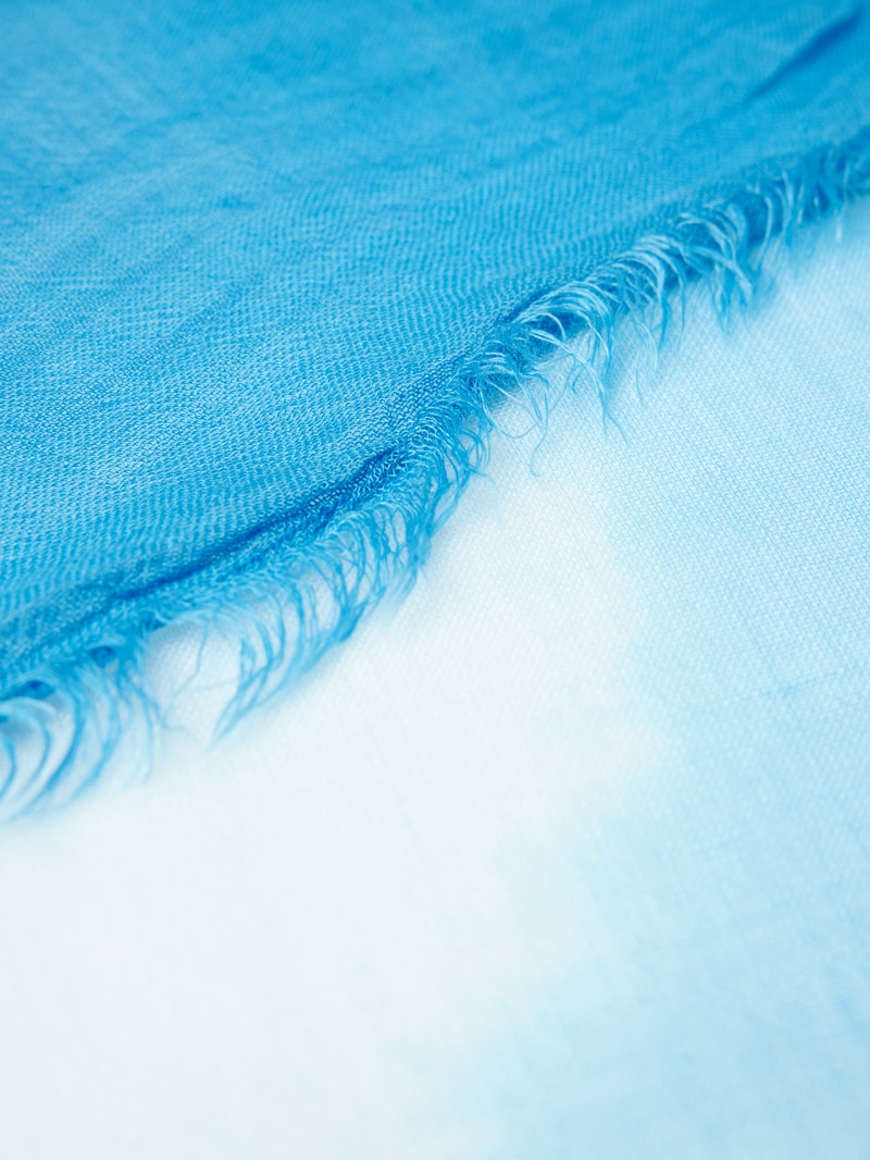 Schal aus semitransparentem Material Modell 'DipDye' in blau