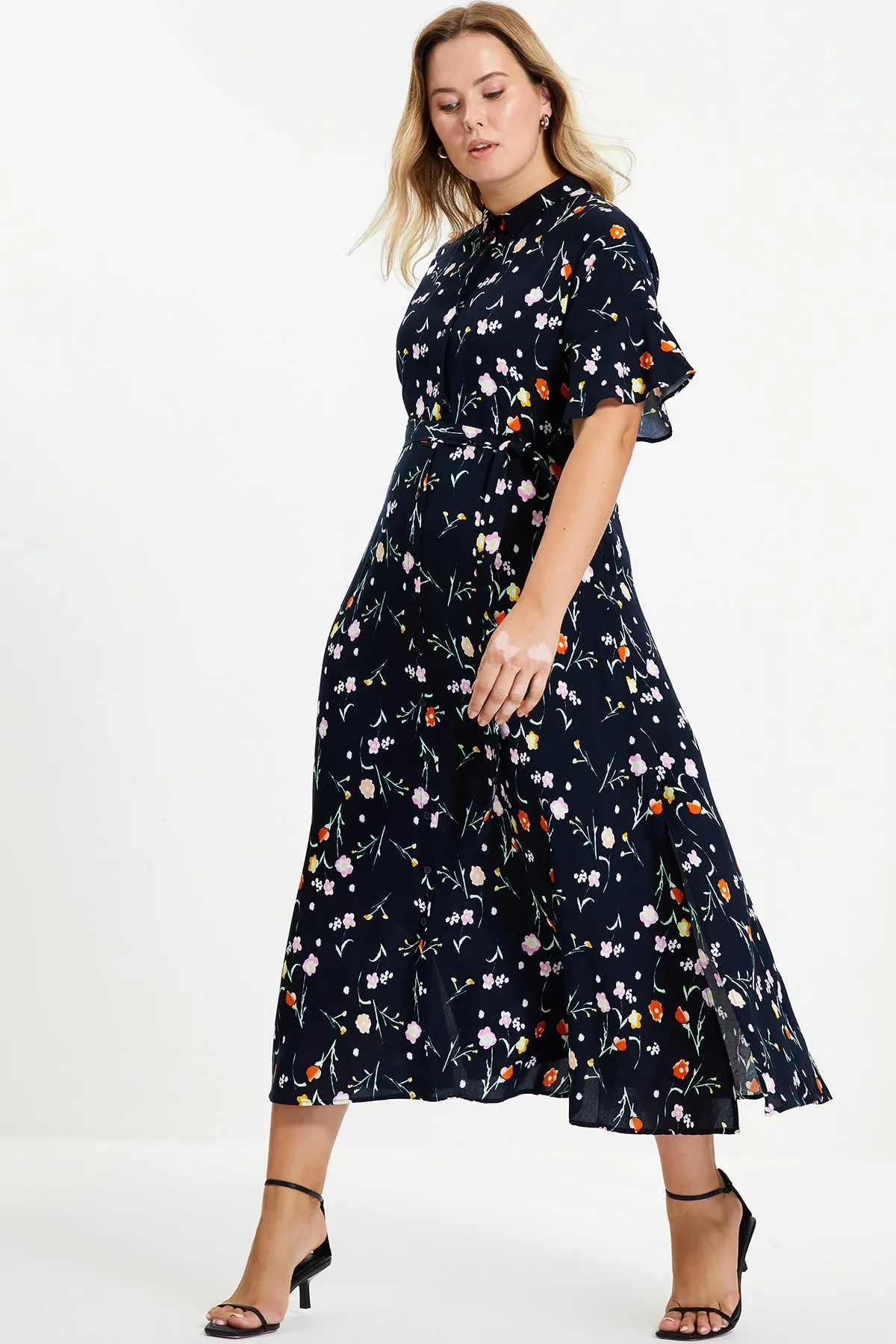 Trendyol Collection  Marineblaues, gewebtes Midi-Hemdkleid mit Schlitz und Blumendruck und Gürtel TWOSS20EL2822