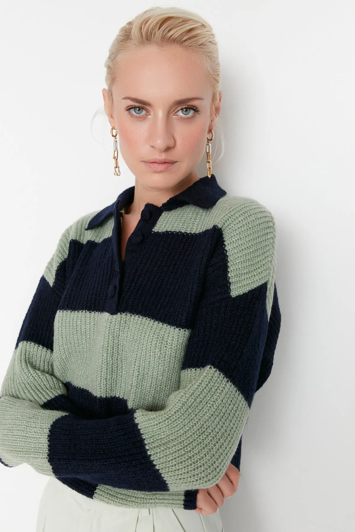 Trendyol Collection  Marineblauer Strickpullover mit weicher Struktur und Farbblockdesign TWOAW22KZ0226