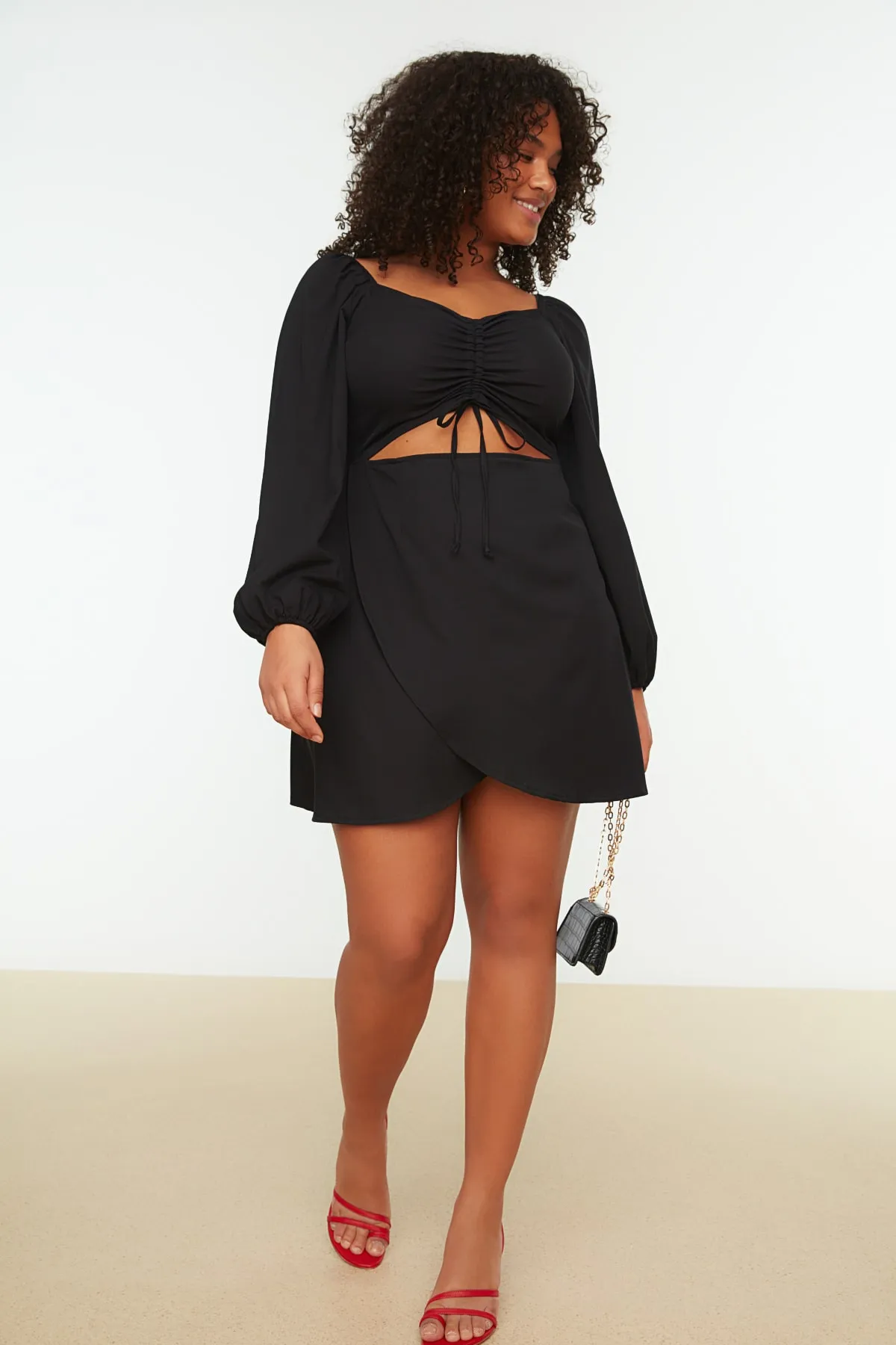 Trendyol Curve  Schwarzes gewebtes Kleid mit Cut-Out-Details TBBSS22AH0101
