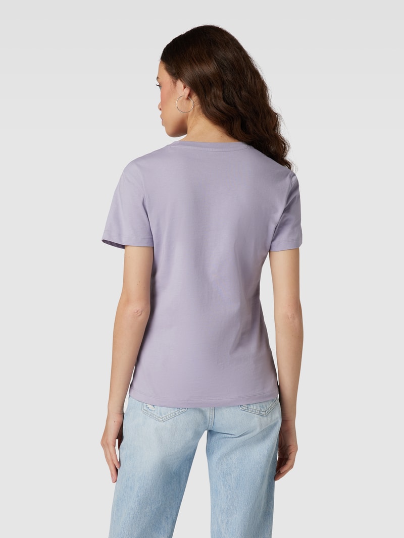 Slim Fit T-Shirt mit Label-Print in lavendel