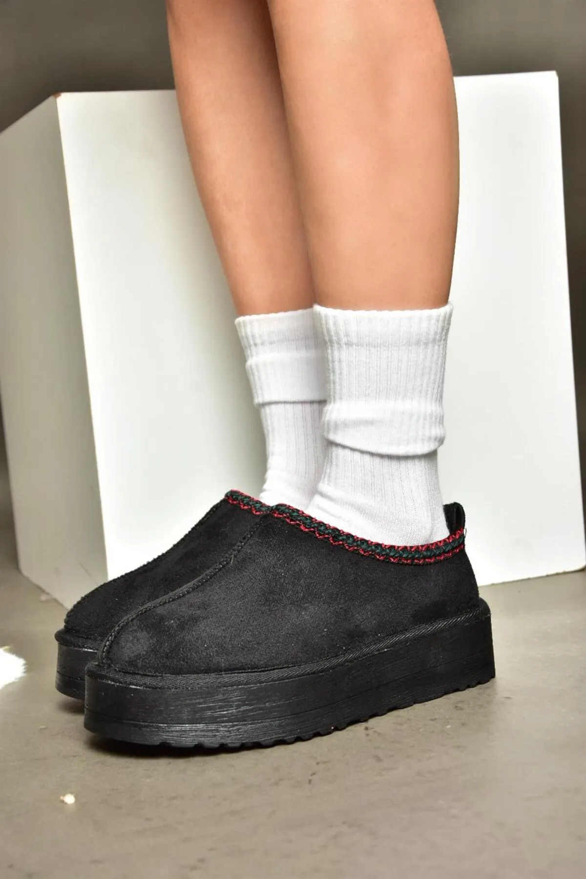 Fox Shoes  R612047302 Schwarze Wildleder-Damenhausschuhe mit dicker Sohle und haariger Innenseite