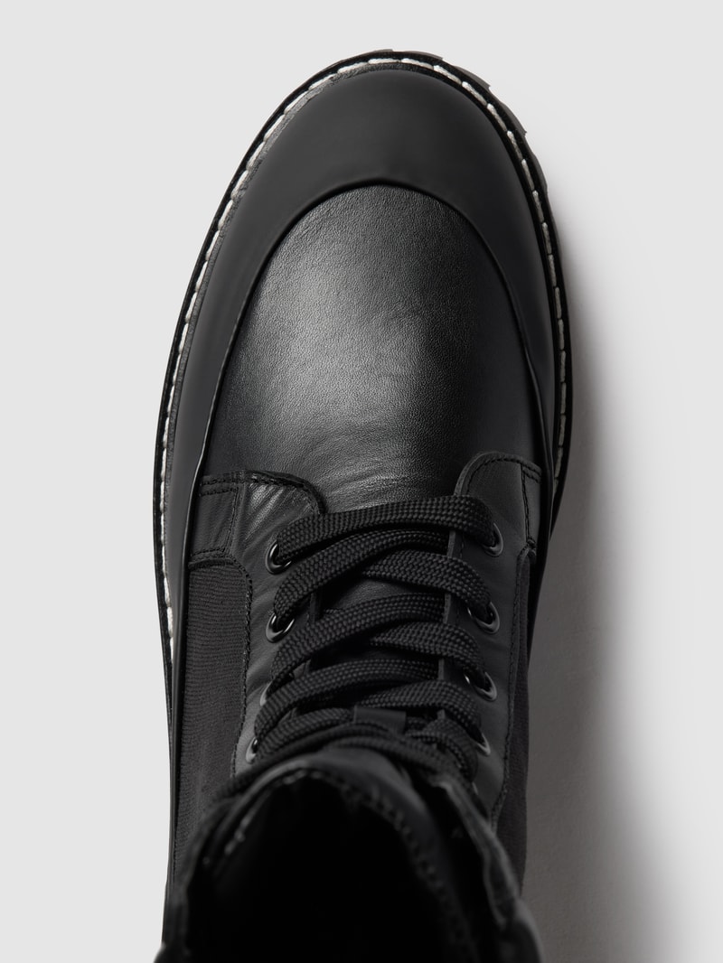 Boots mit Kontrastbesatz in schwarz