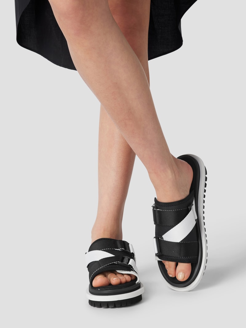 Pantoletten mit Label-Patch in schwarz