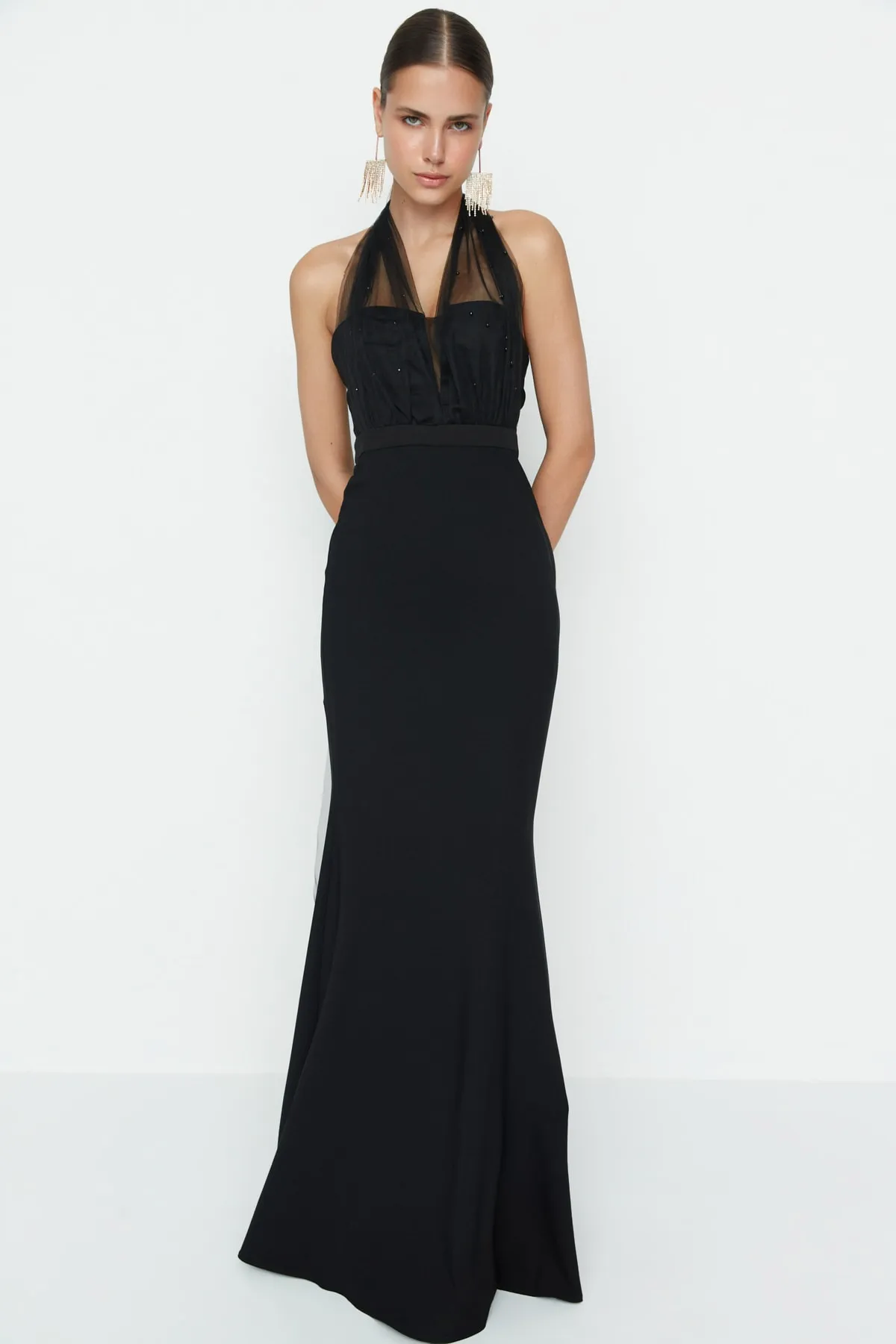 Trendyol Collection  Schwarzes, figurbetontes, gefüttertes, langes Abendkleid mit gewebten Accessoires TPRSS20AE0086
