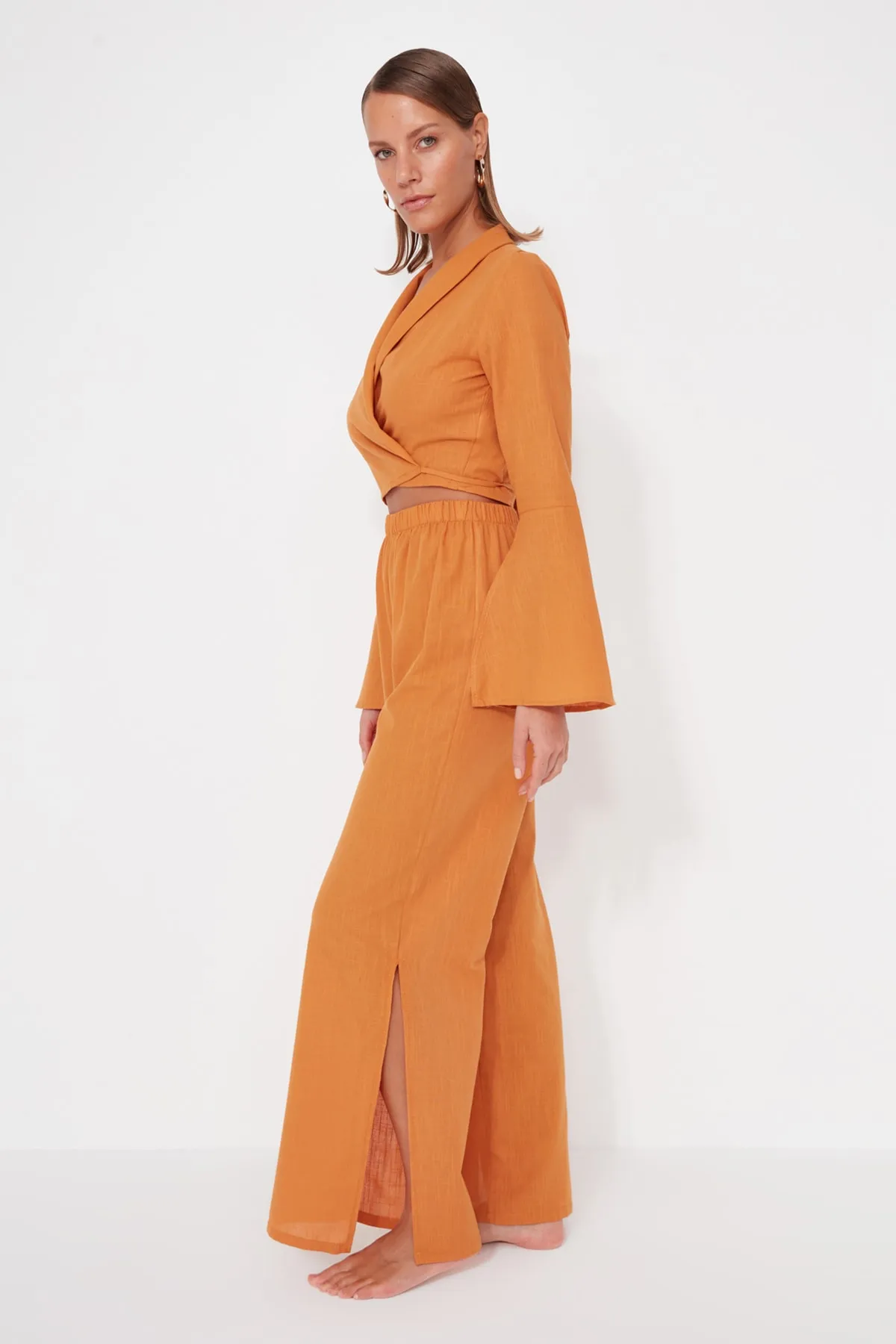 Trendyol Collection  Zimtgewebter Schlitz-Blusen-Hosen-Anzug aus 100 % Baumwolle in Leinenoptik TBESS23AU00085