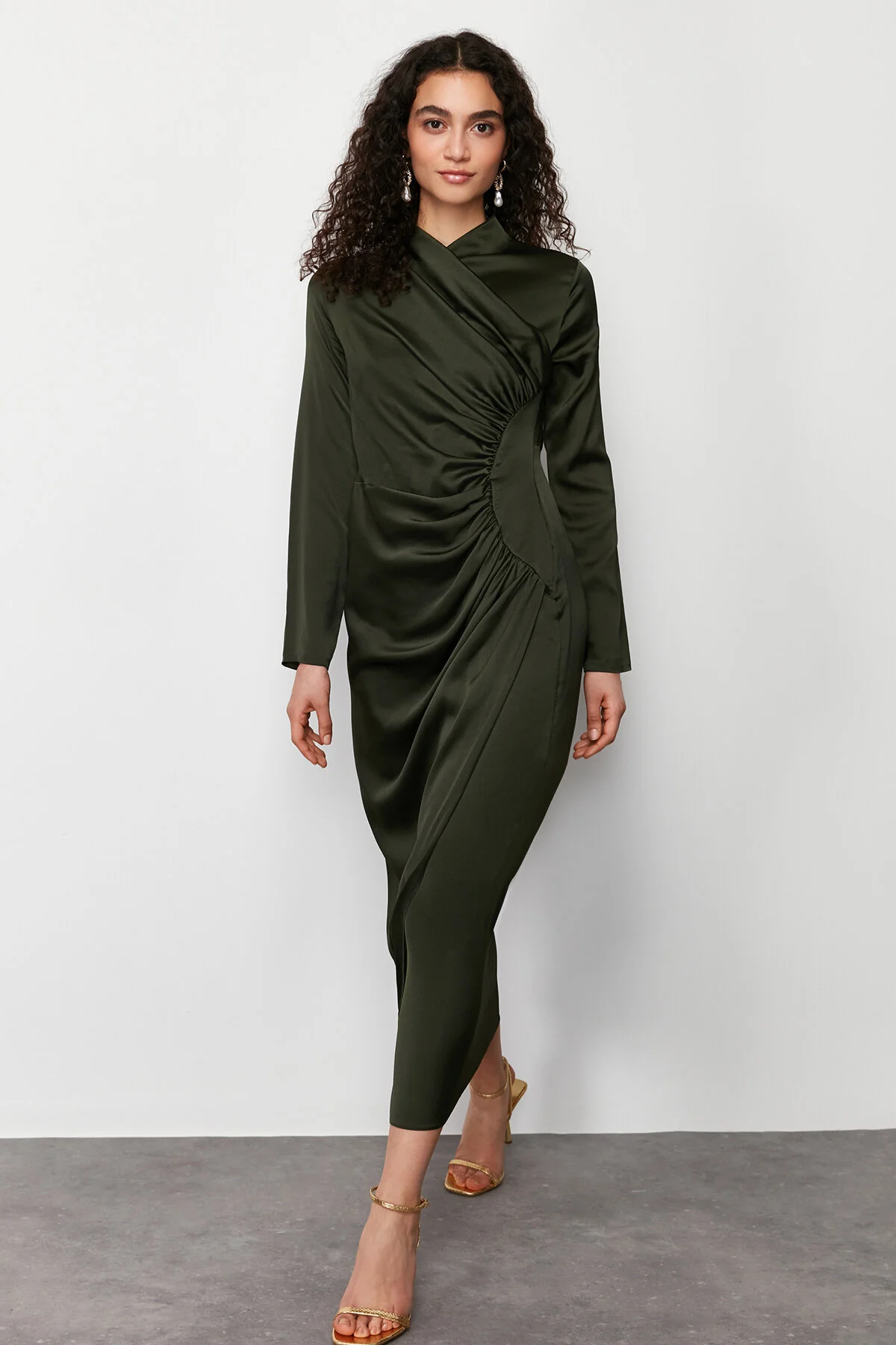 Trendyol Modest  Khakifarbenes Abendkleid aus gewebtem Satin mit Raffungen TCTSS24DB00037