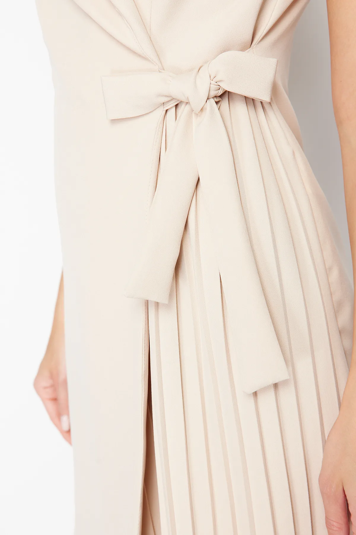 Trendyol Collection  Steinfarbenes, zweireihiges Minikleid aus Webstoff mit Faltendetail TWOSS24EL00793