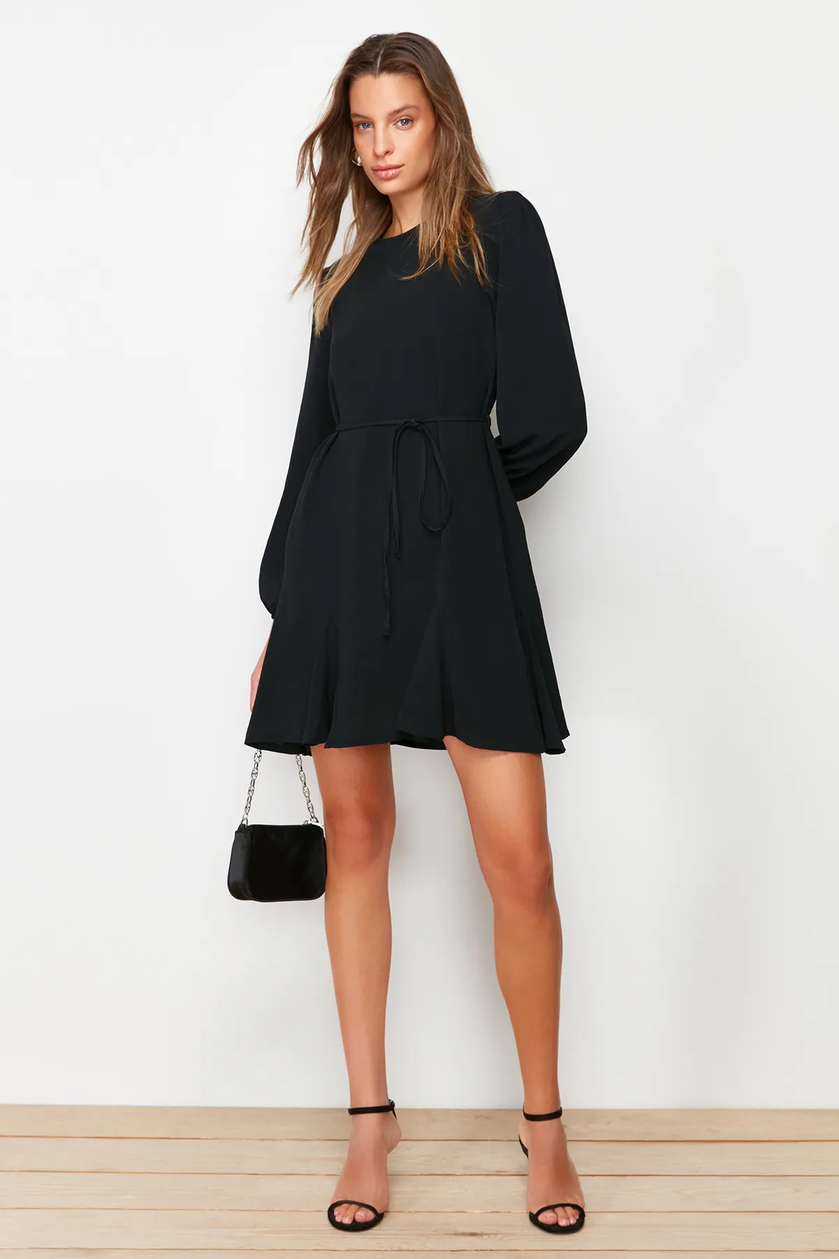 Trendyol Collection  Schwarzes, gerade geschnittenes Mini-Webkleid mit Rundhalsausschnitt und Gürtel TWOAW24EL00337