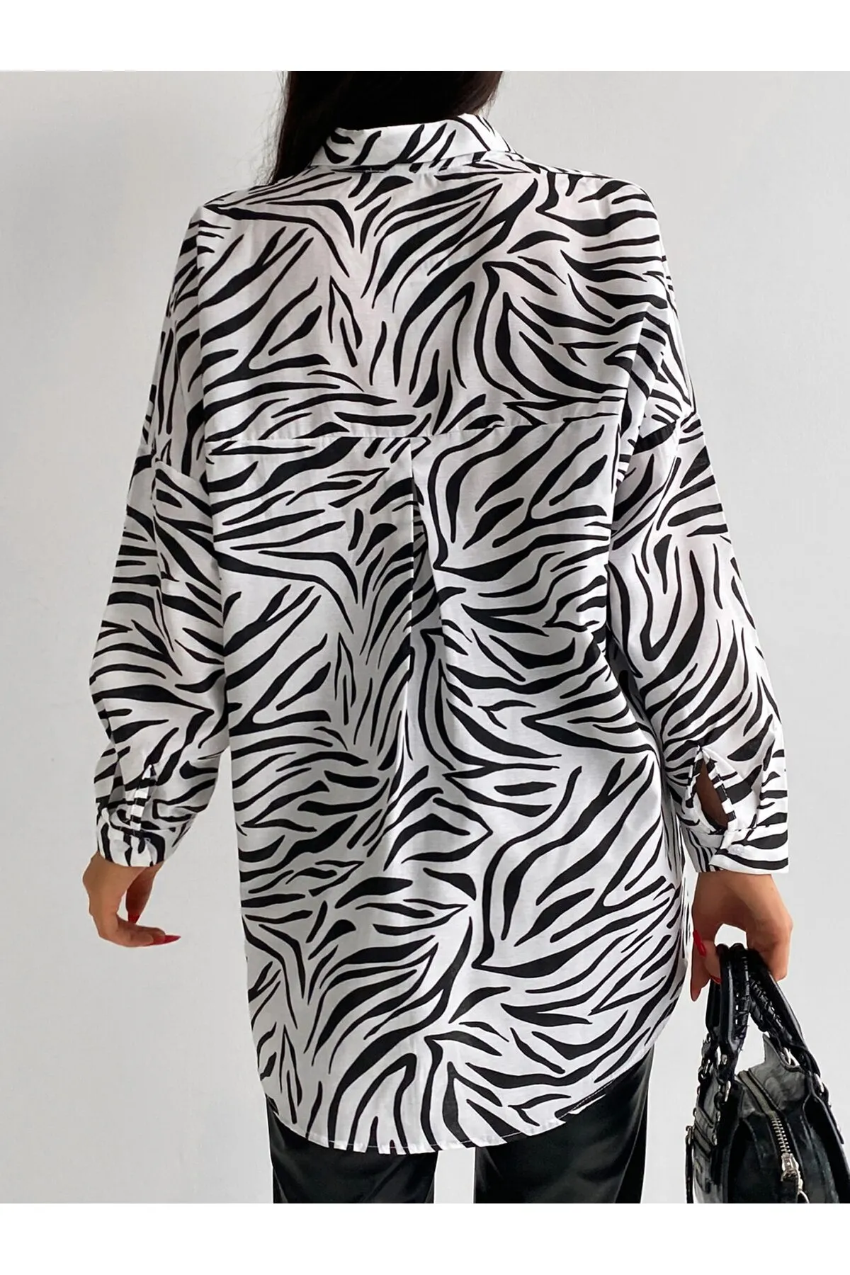 armonika  Schwarzes, langes Basic-Hemd für Damen mit Zebramuster, Arm-22Y001145