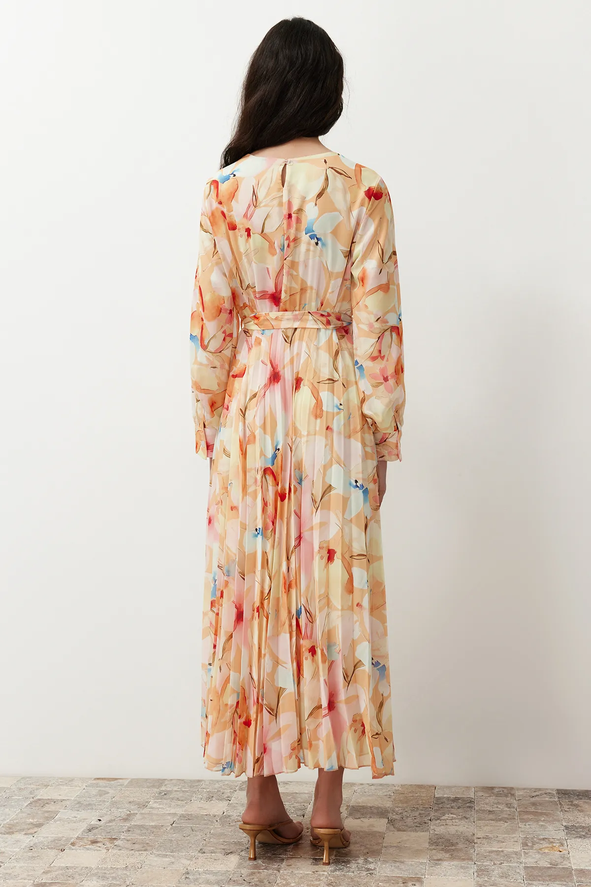 Trendyol Modest  Kleid aus gewebtem Chiffon mit mehrfarbiger Blumenschärpe, gefüttert und plissiert TCTSS24EB00151
