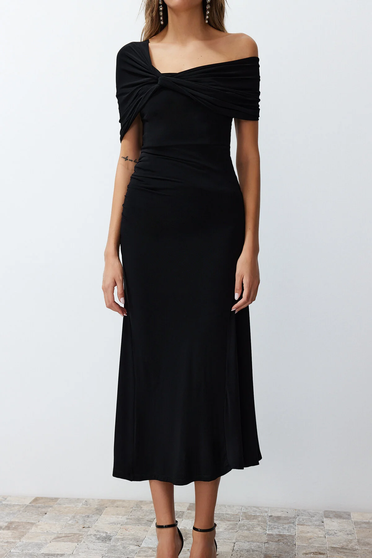Trendyol Collection  Schwarzes Abendkleid aus Strick mit asymmetrischem Kragen - TPRSS24EL00046