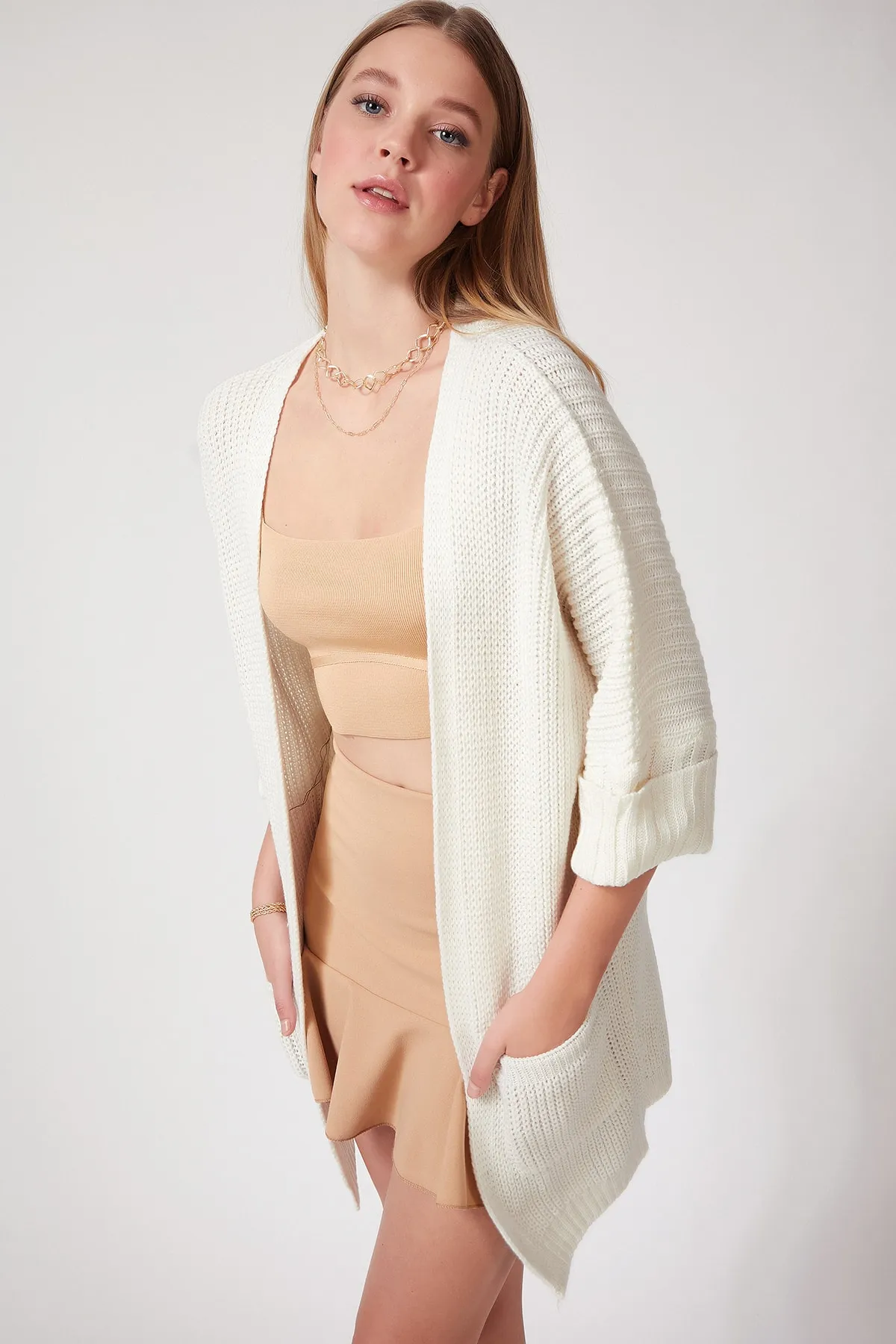 Happiness İstanbul  Cremeweiße Oversize-Strickjacke mit langen Taschen für Damen AS00003