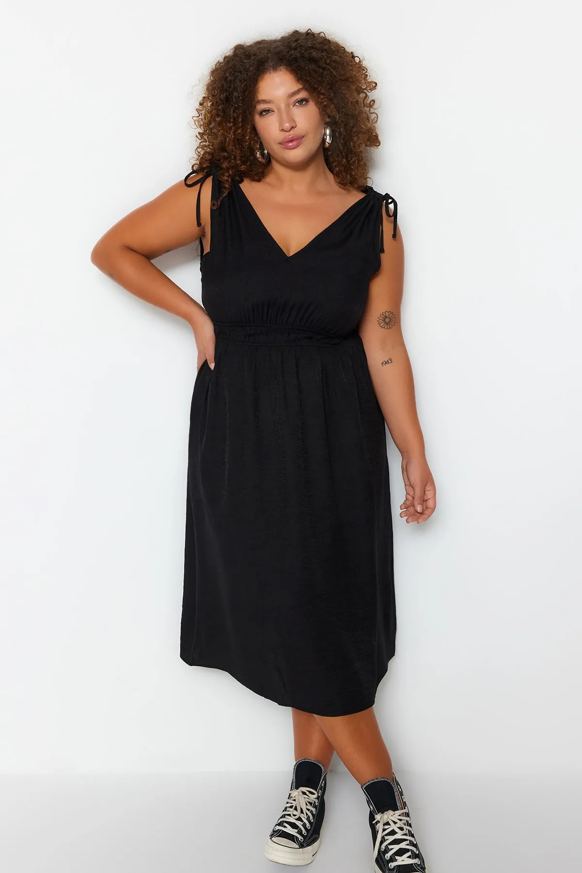 Trendyol Curve  Schwarzes gewebtes Kleid mit elastischer Taille TBBSS23AH00044
