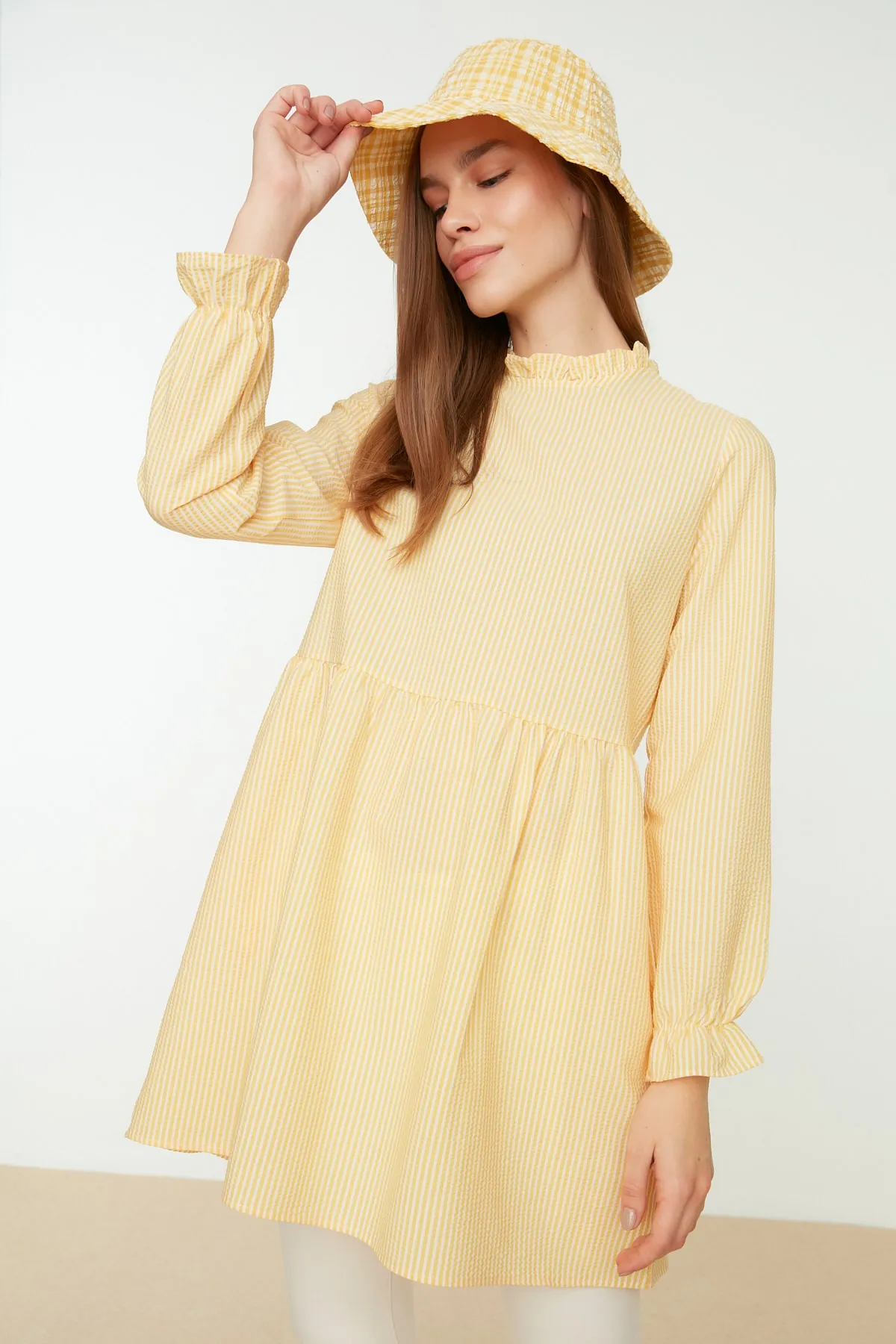 Trendyol Modest  Gelbe Tunika mit Stehkragen und Raffung TCTSS22GO0108