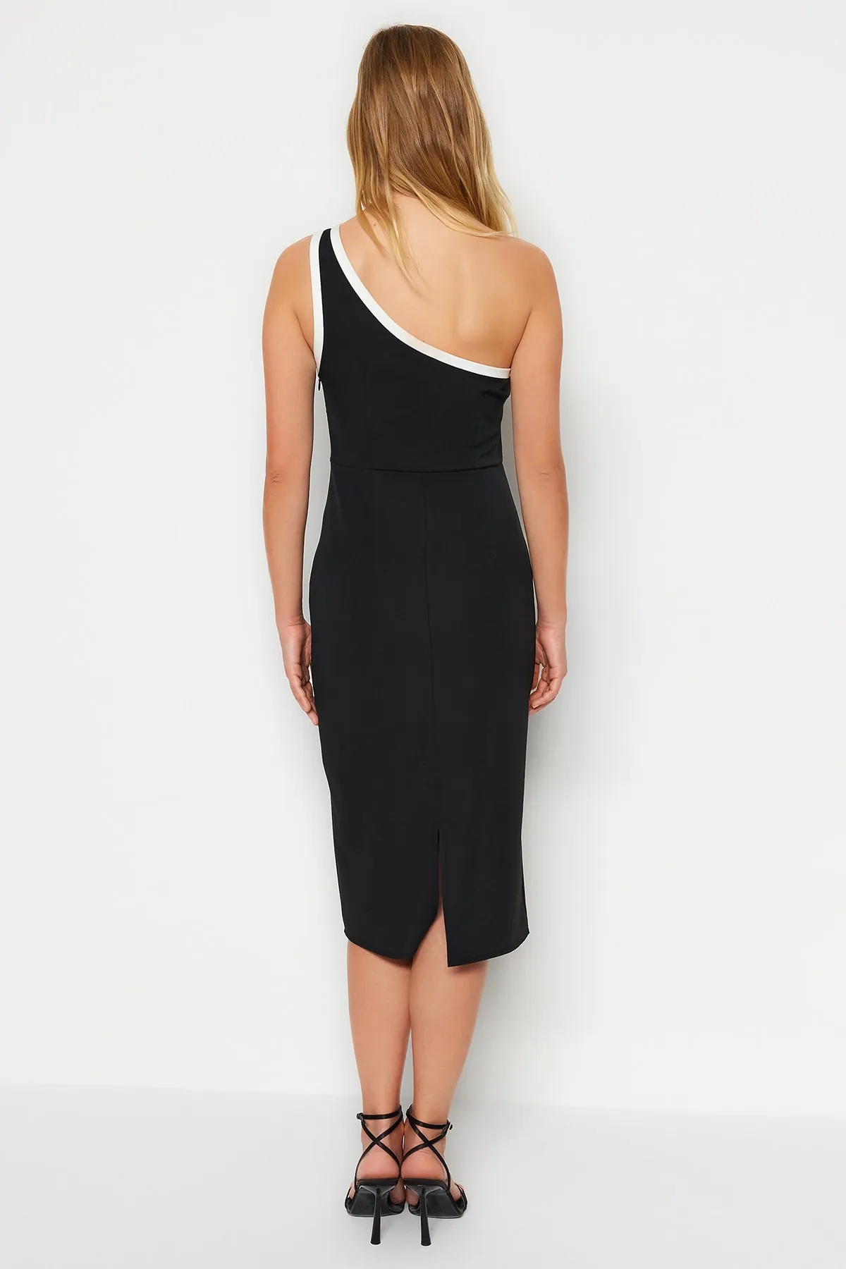 Trendyol Collection  Schwarzes, tailliertes, gewebtes Midi-Kragen mit Paspelierung, gewebtes Kleid TWOSS23EL01930