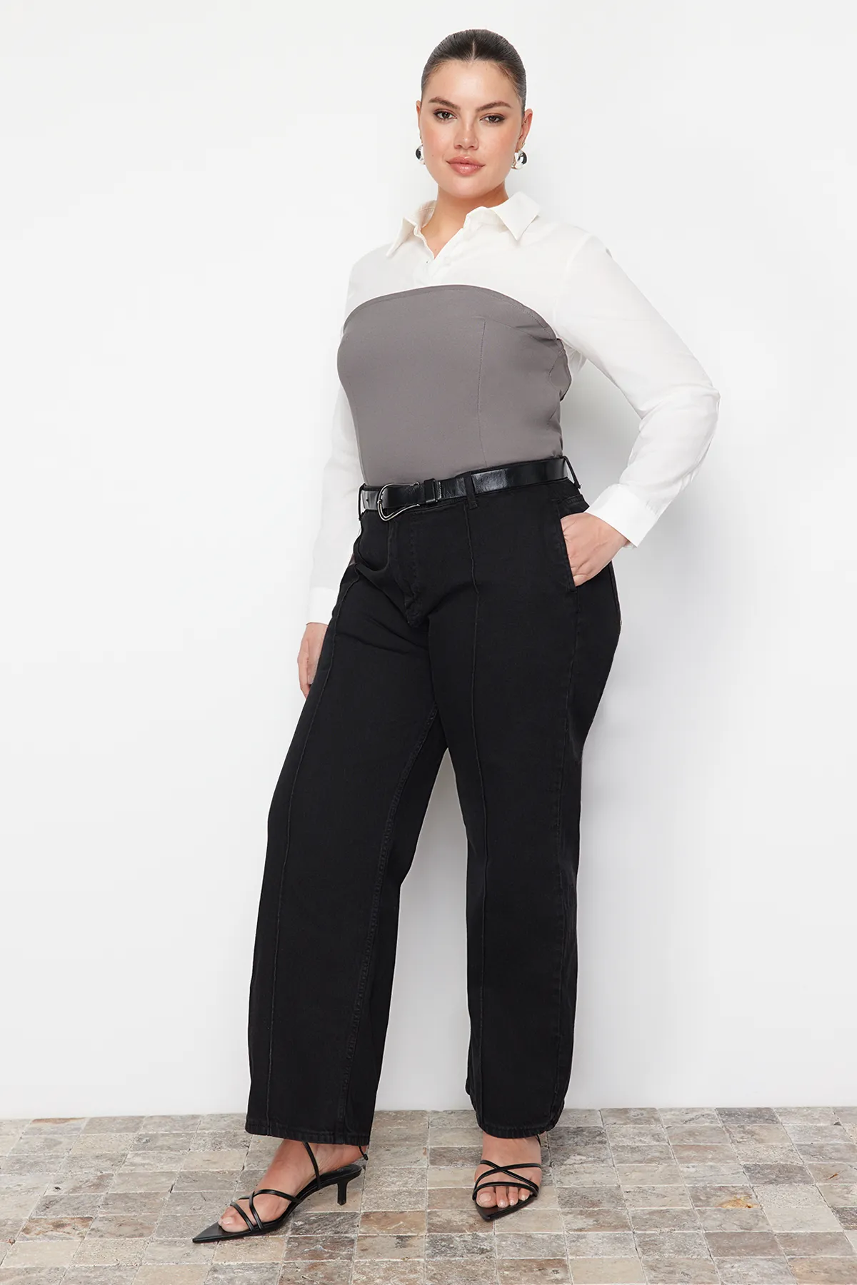 Trendyol Curve  Anthrazitfarbene, gerippte, weit geschnittene Jeans mit hoher Taille TBBAW23CJ00013