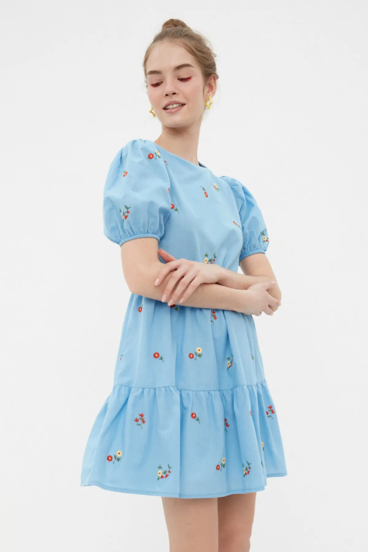Trendyol Collection  Blaues, gerade geschnittenes, gefüttertes Mini-Webkleid mit Blumenstickerei TWOSS21EL0938