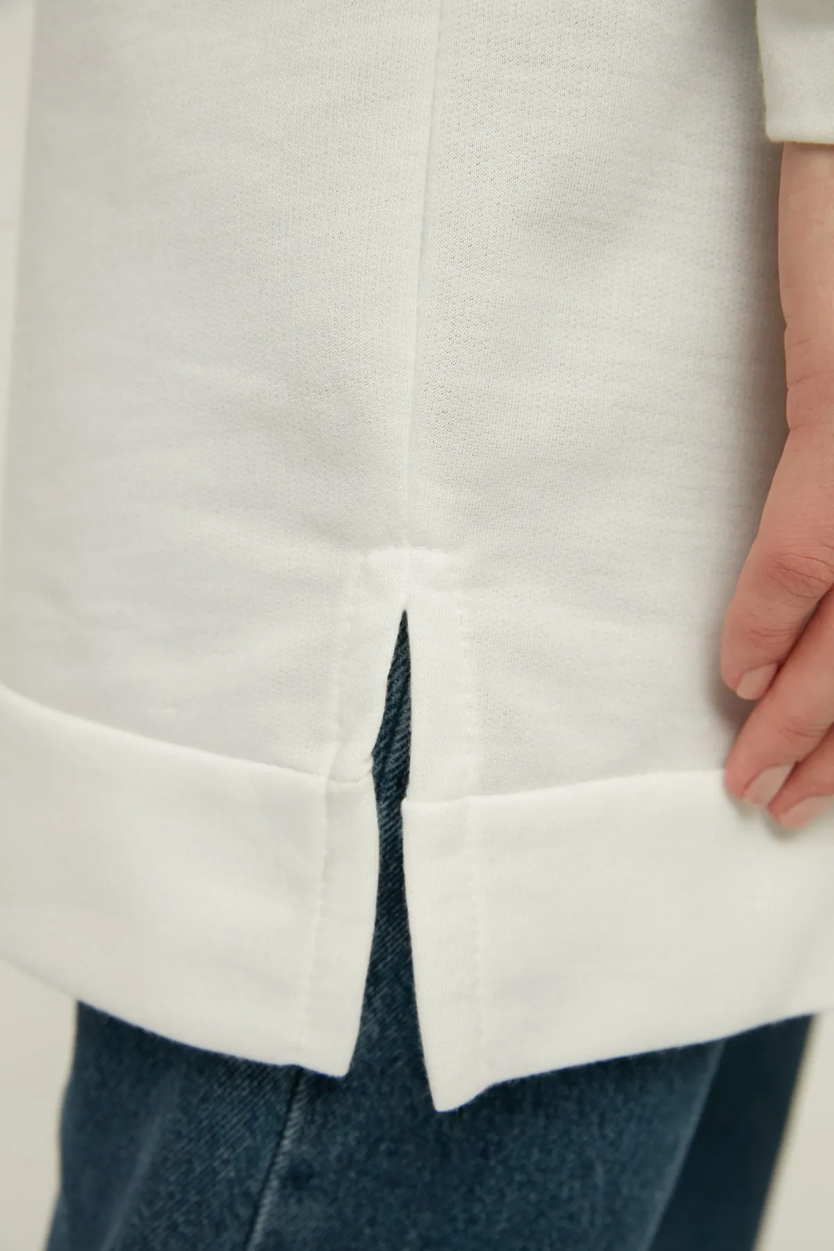 Trendyol Modest  Ecrufarbenes Basic-Strick-Sweatshirt mit Rundhalsausschnitt und Schlitz und detailliertem Ausschnitt TCTAW22TW0138