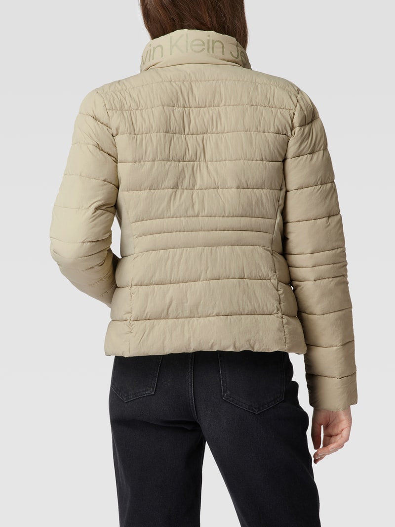 Steppjacke mit Label-Details in sand