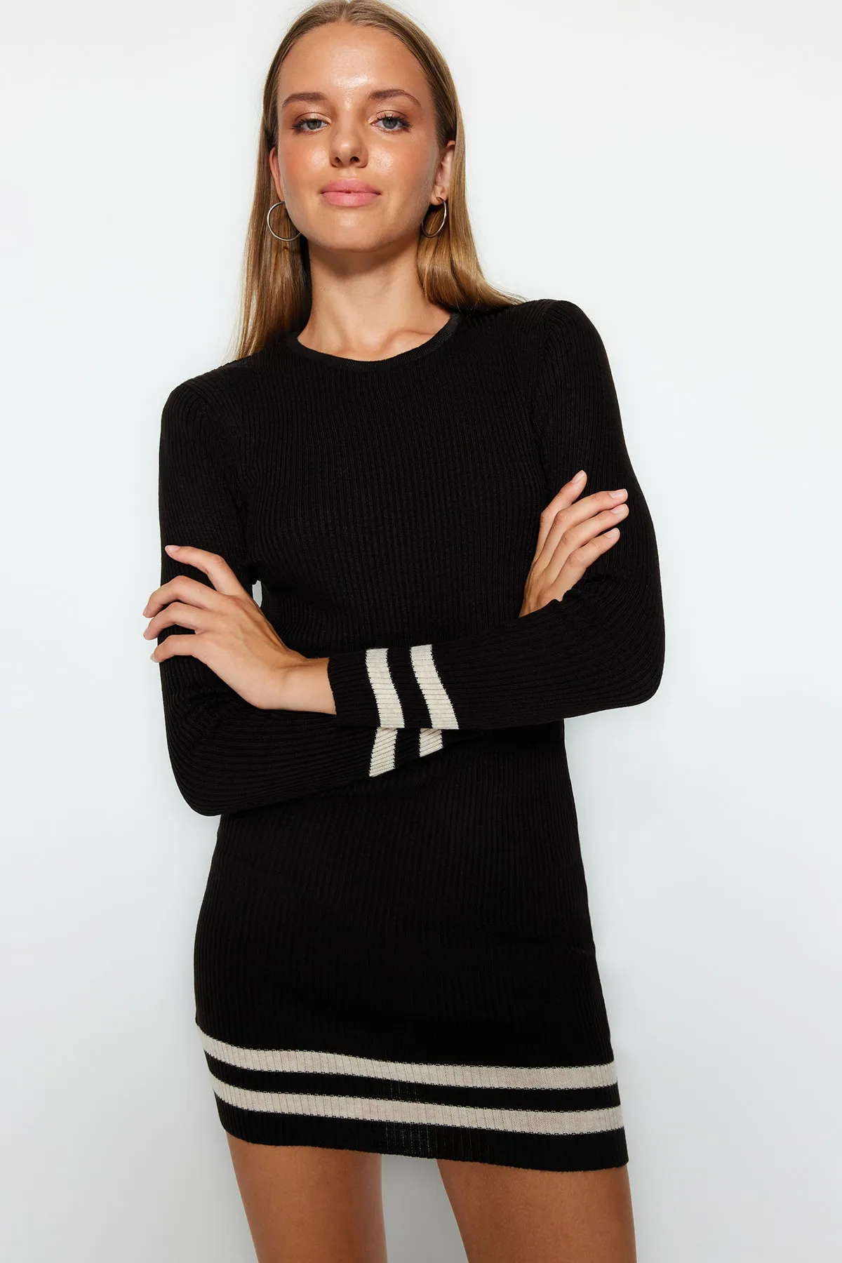 Trendyol Collection  Braunes Mini-Strickkleid mit gestreiftem Saum TWOAW20EL1274