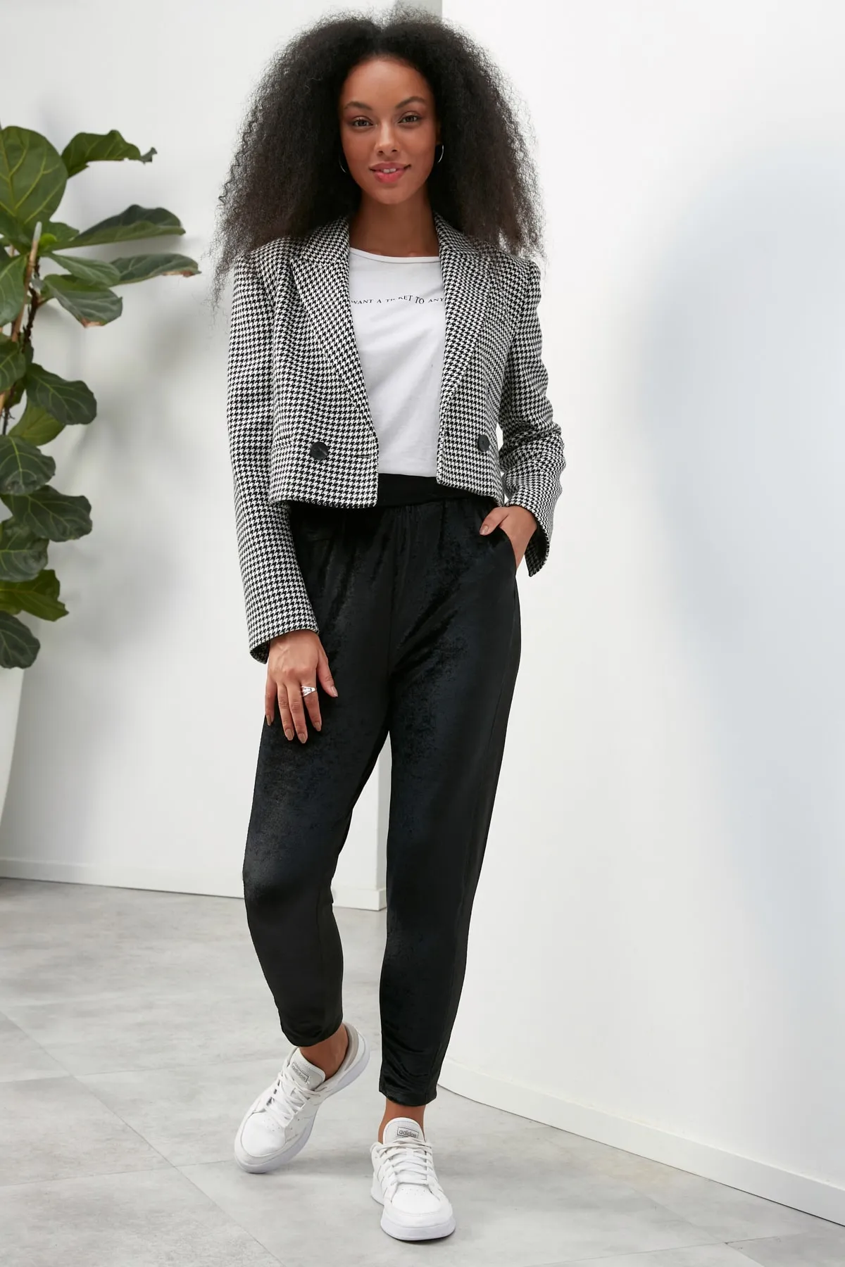 Nottis by Trendyol  Schwarze Jogger-Strickhose aus Samt TWOAW22EA0674