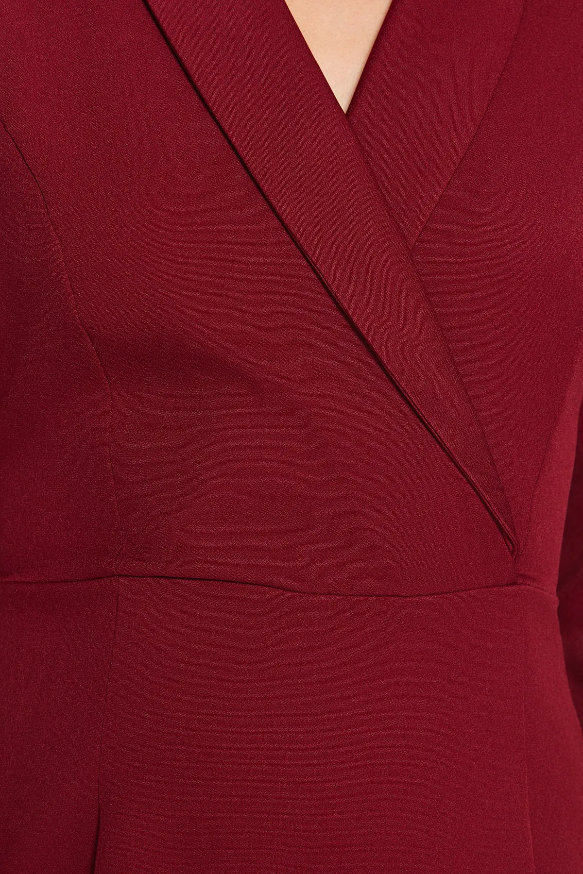 Trendyol Collection  Weinrotes Mini-Webkleid mit V-Ausschnitt TWOAW23EL00384
