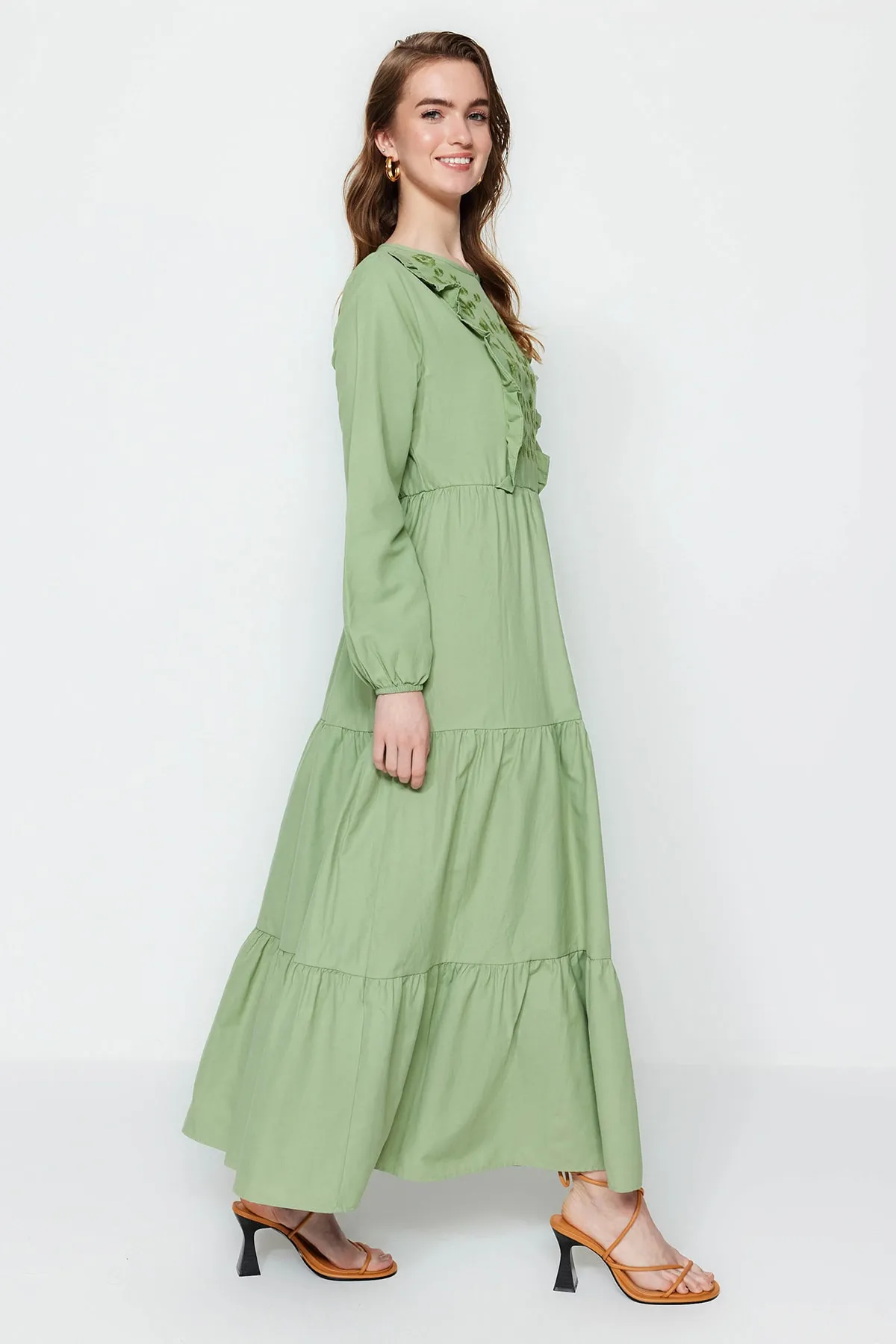 Trendyol Modest  Khakifarbenes, besticktes Webkleid mit Rüschendetail TCTSS22EB0004
