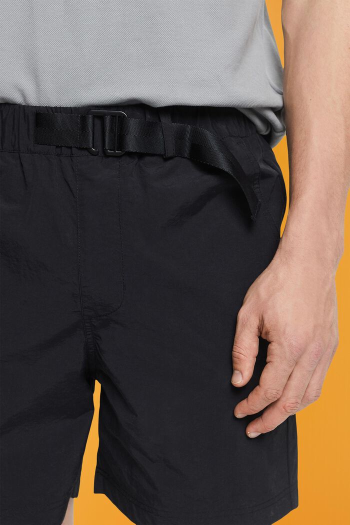 Shorts mit integriertem Gürtel