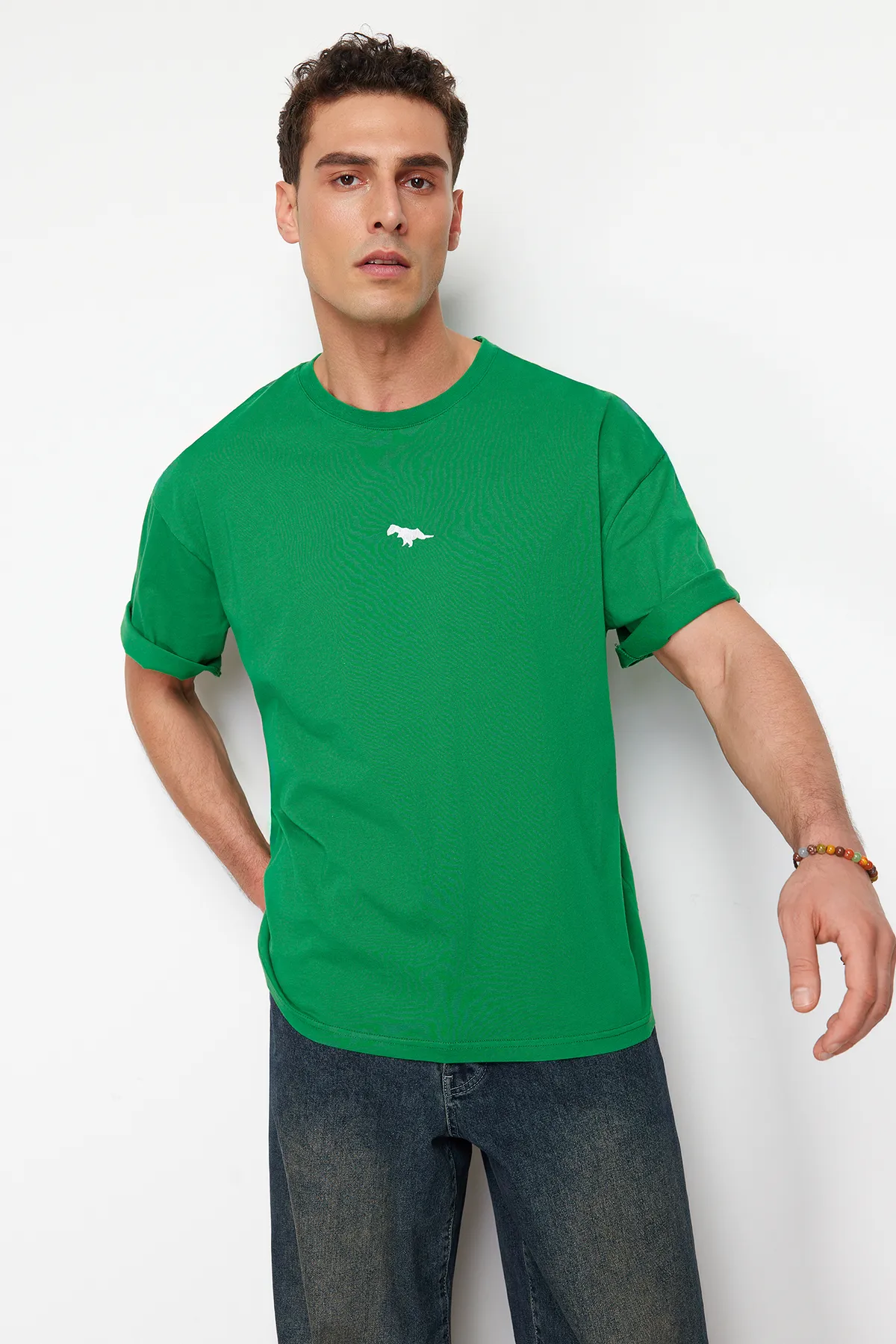 Trendyol Collection  Grünes, übergroßes/weit geschnittenes, mit Dinosauriern besticktes T-Shirt aus 100 % Baumwolle TMNSS23TS00243 TMNSS23TS00243