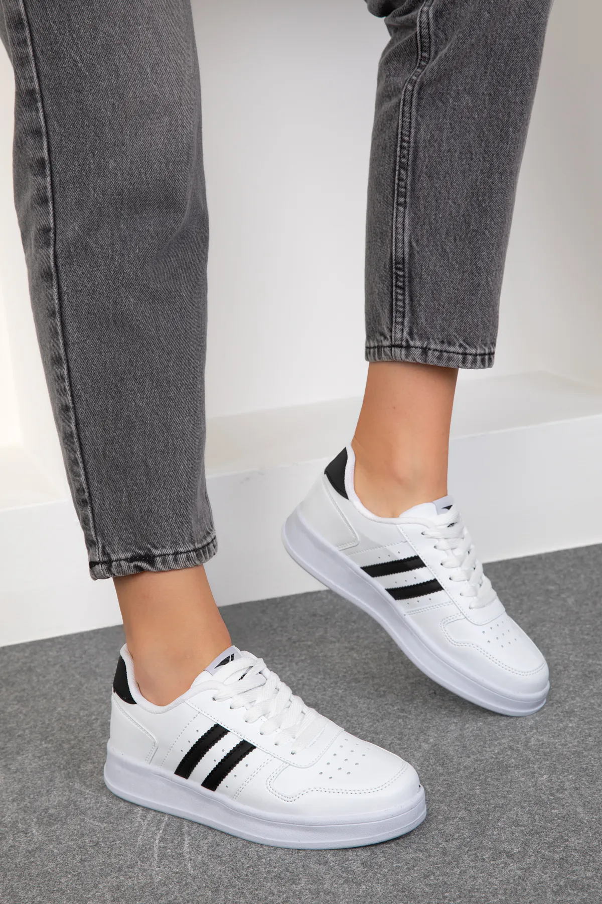 SOHO  Weiß-Schwarze Damen Sneakers 18862